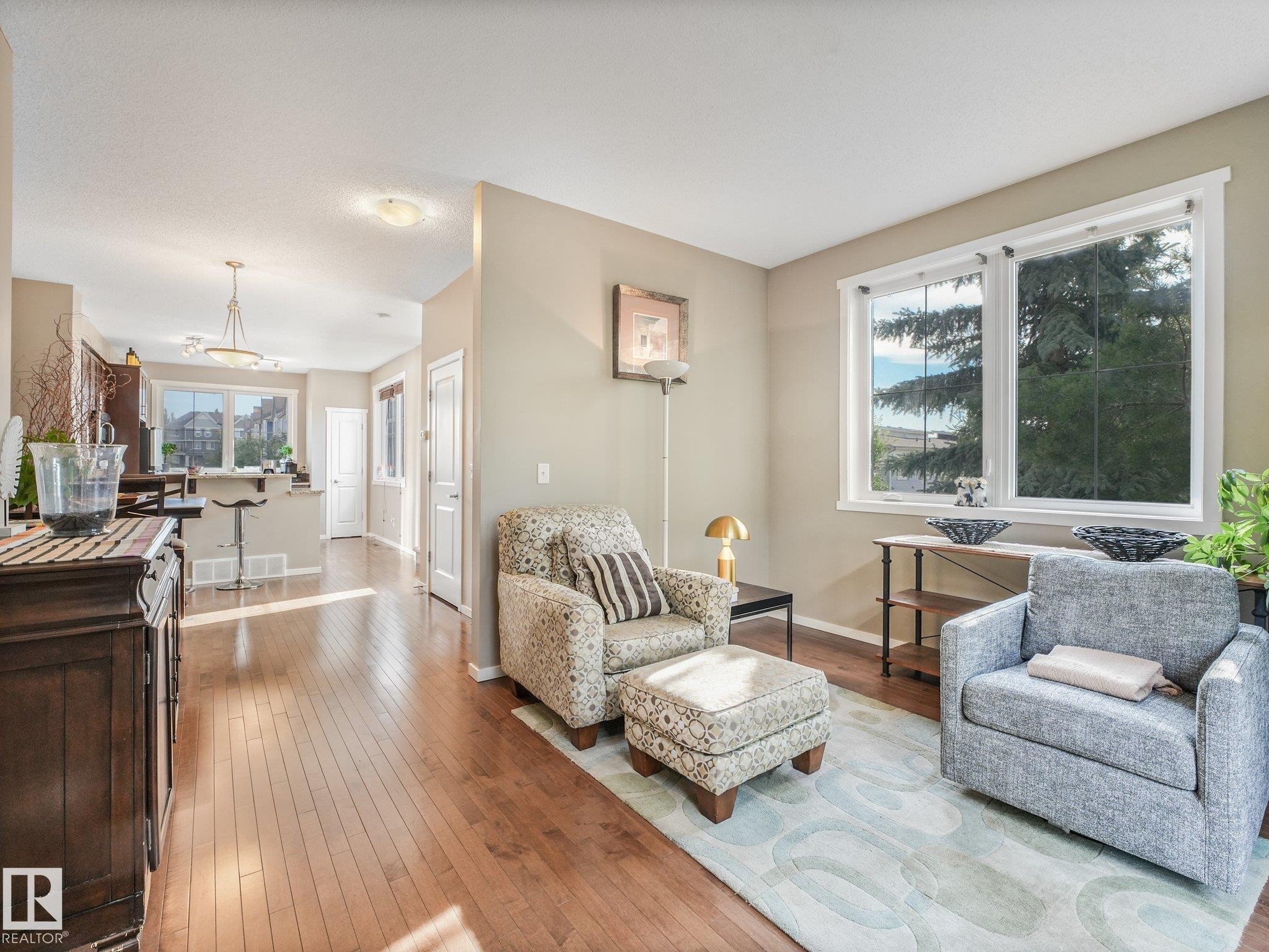 #55 603 Watt Bv Sw, Edmonton, AB - Indoor Photo Showing Living Room