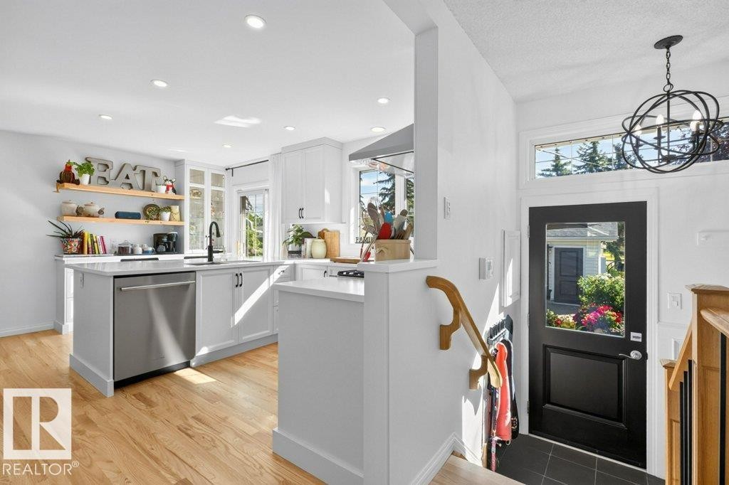 9047 52 Street Nw, Edmonton, AB - Indoor Photo Showing Kitchen