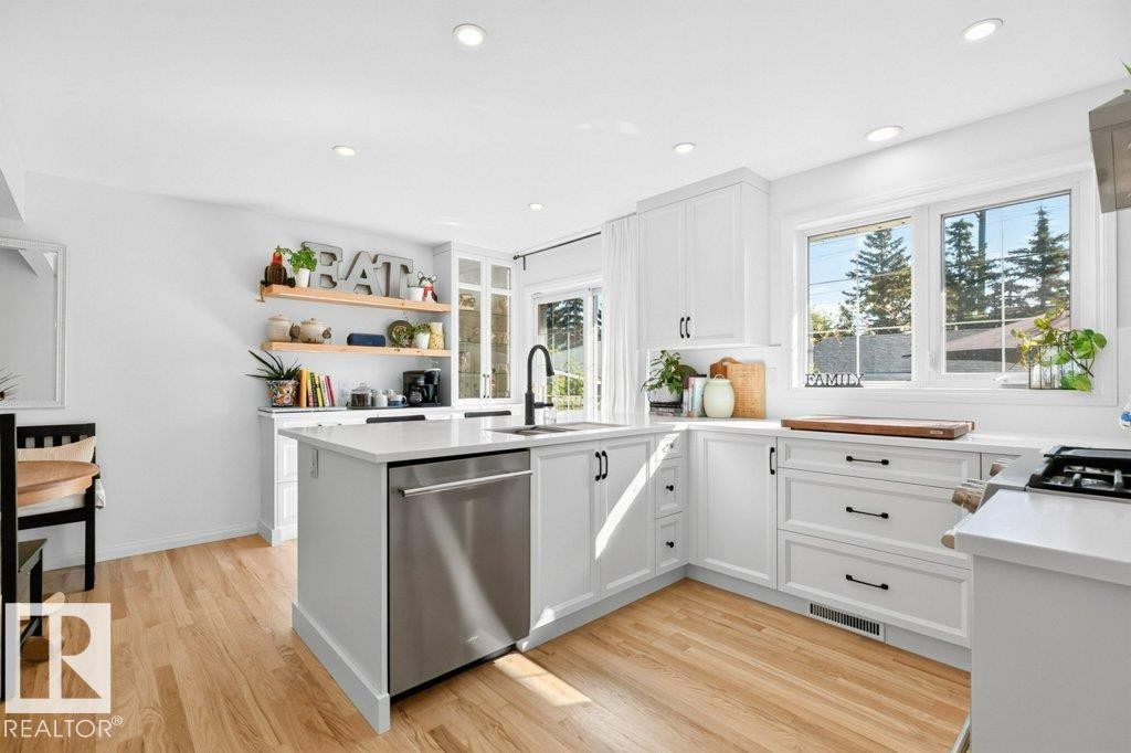 9047 52 Street Nw, Edmonton, AB - Indoor Photo Showing Kitchen With Upgraded Kitchen