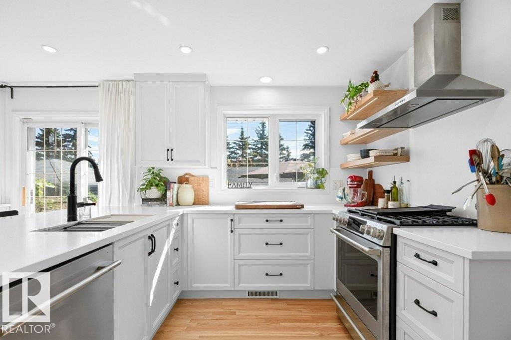 9047 52 Street Nw, Edmonton, AB - Indoor Photo Showing Kitchen With Upgraded Kitchen