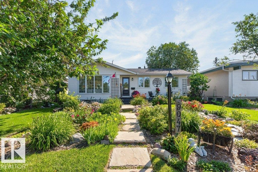 9047 52 Street Nw, Edmonton, AB - Outdoor