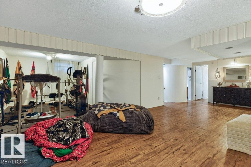 9047 52 Street Nw, Edmonton, AB - Indoor