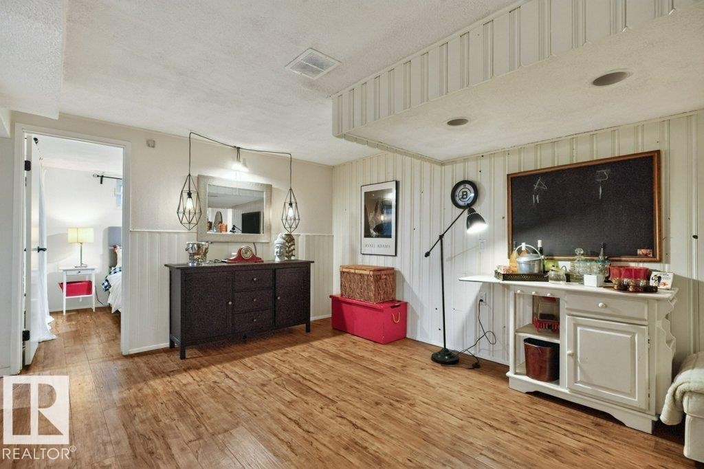 9047 52 Street Nw, Edmonton, AB - Indoor