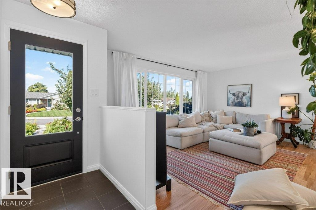 9047 52 Street Nw, Edmonton, AB - Indoor Photo Showing Living Room