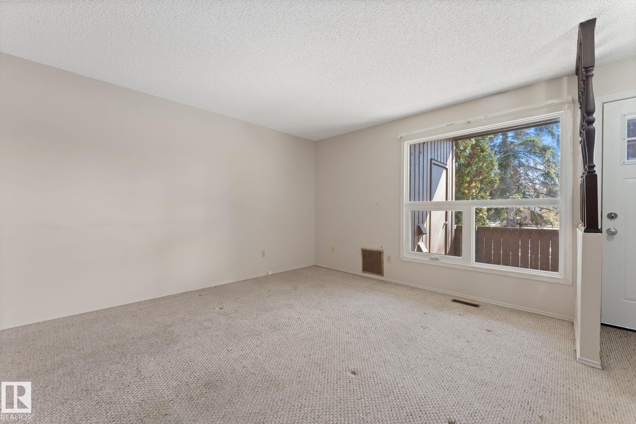 164 Surrey Gardens Nw, Edmonton, AB - Indoor Photo Showing Other Room