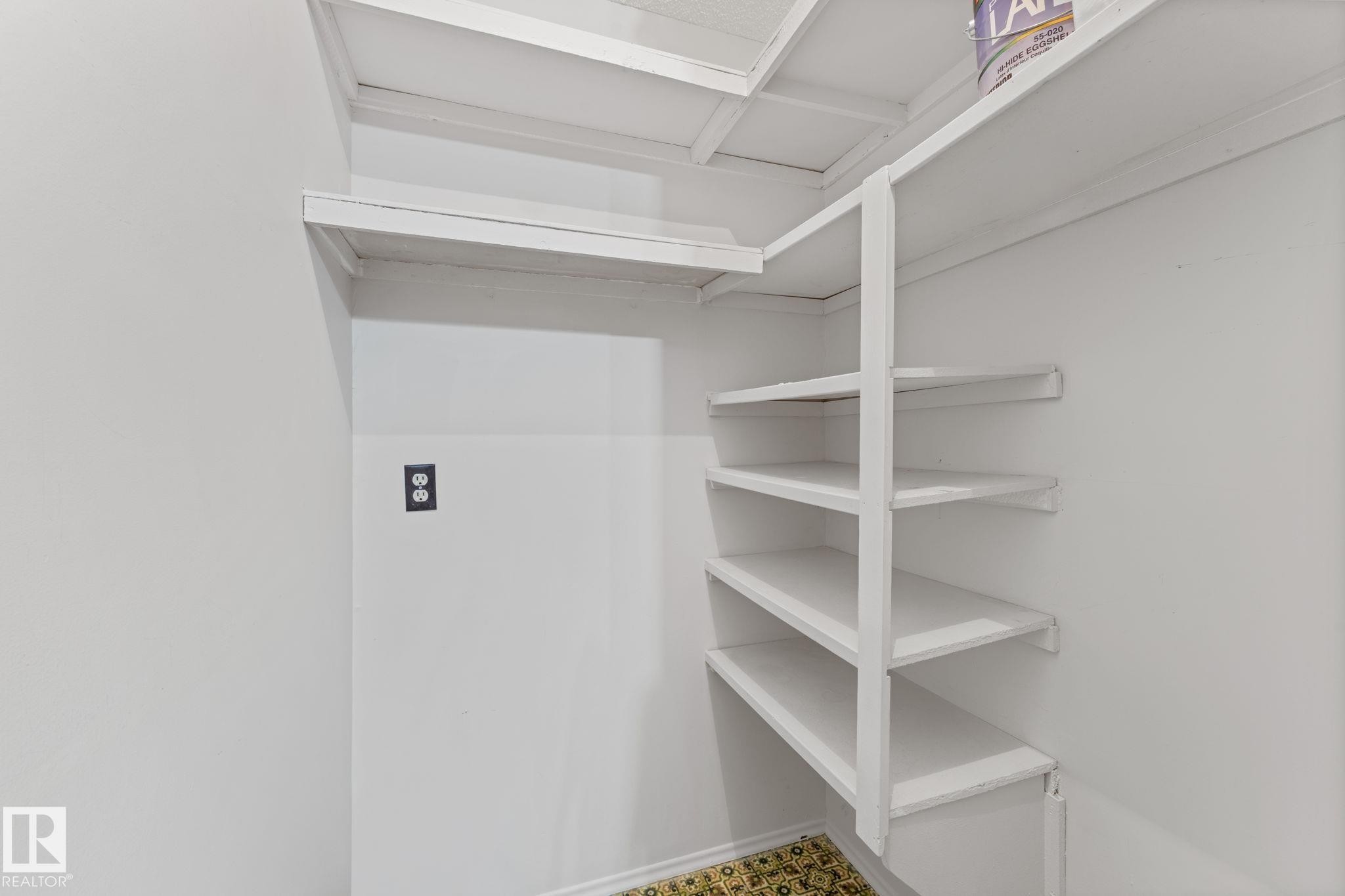 164 Surrey Gardens Nw, Edmonton, AB - Indoor With Storage