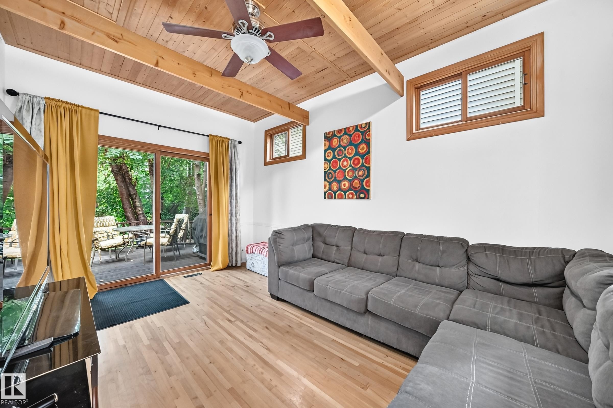 11419 126 Street Nw, Edmonton, AB - Indoor Photo Showing Living Room