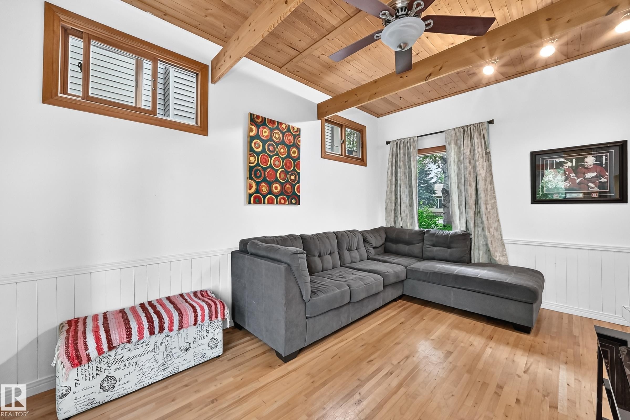 11419 126 Street Nw, Edmonton, AB - Indoor Photo Showing Living Room