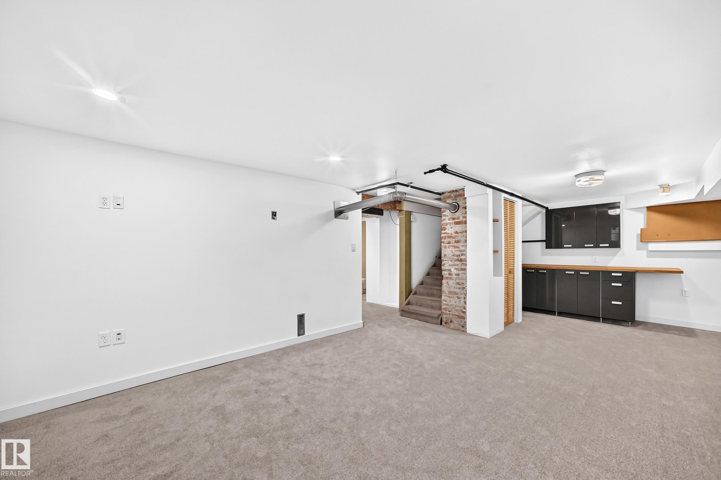 11419 126 Street Nw, Edmonton, AB - Indoor