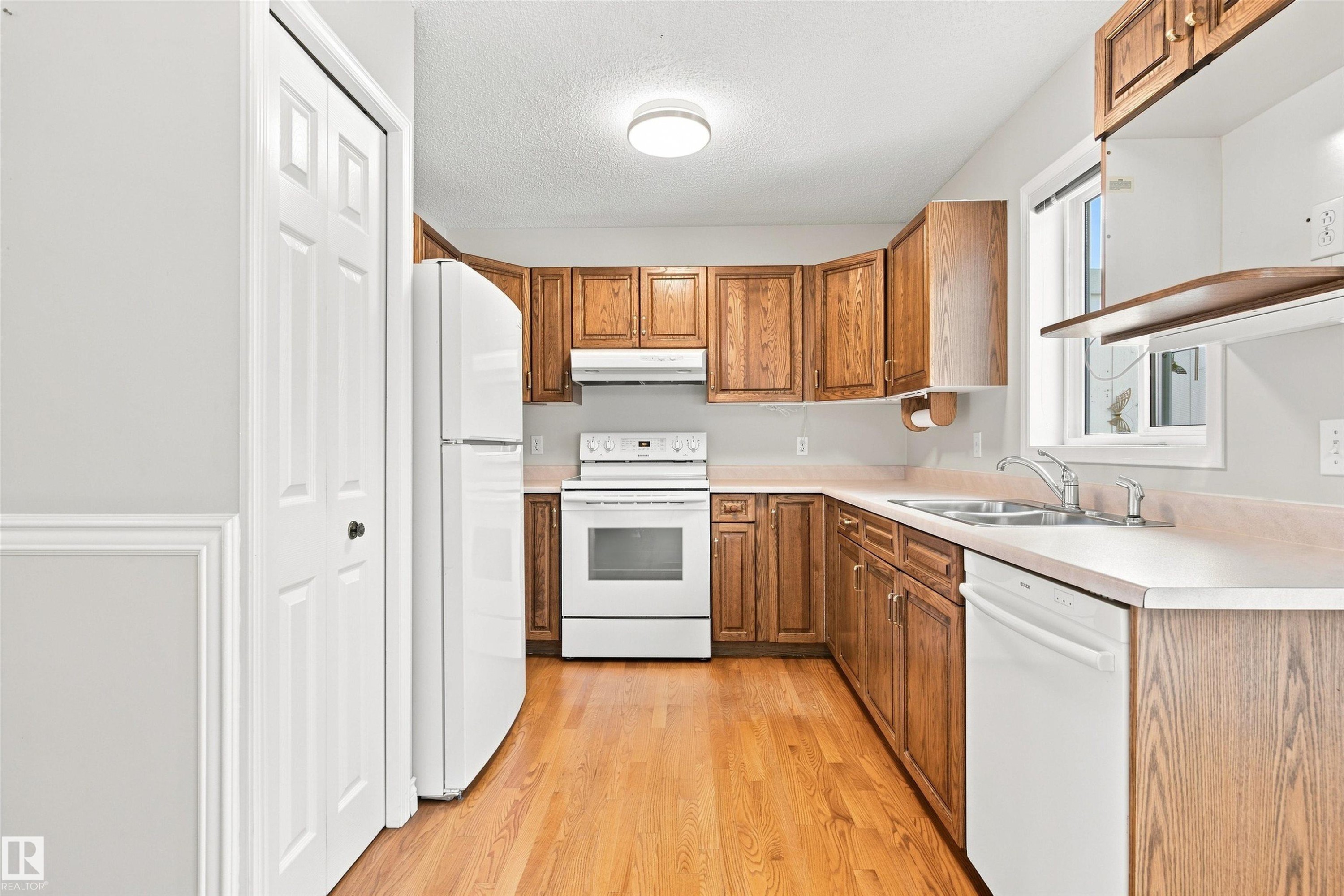 #1 3311 58 St Nw, Edmonton, AB - Indoor Photo Showing Kitchen With Double Sink