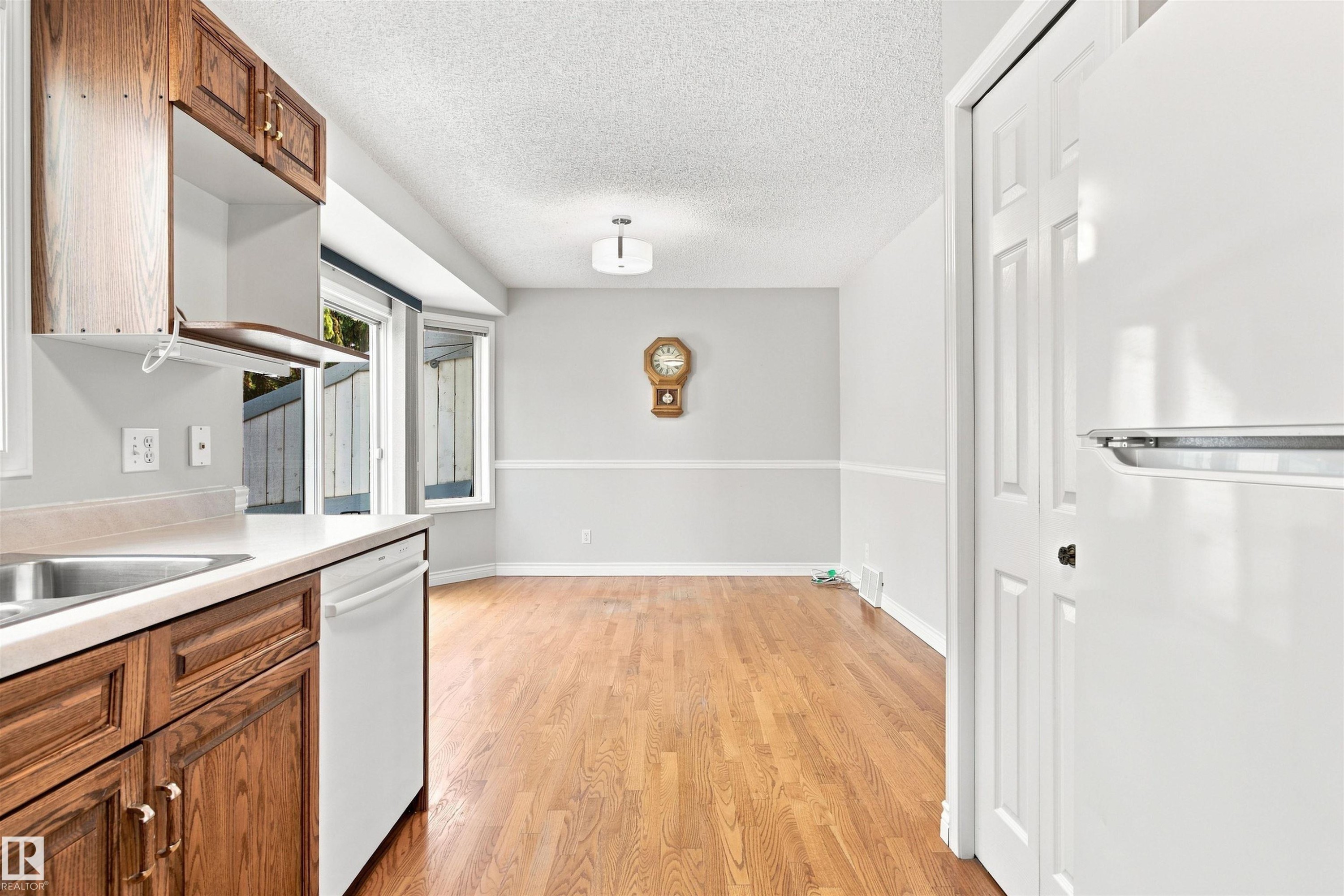 #1 3311 58 St Nw, Edmonton, AB - Indoor Photo Showing Kitchen