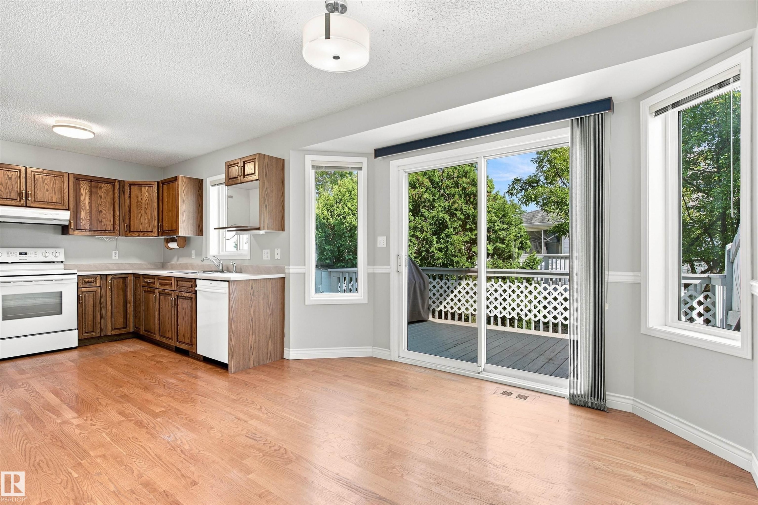 #1 3311 58 St Nw, Edmonton, AB - Indoor Photo Showing Kitchen
