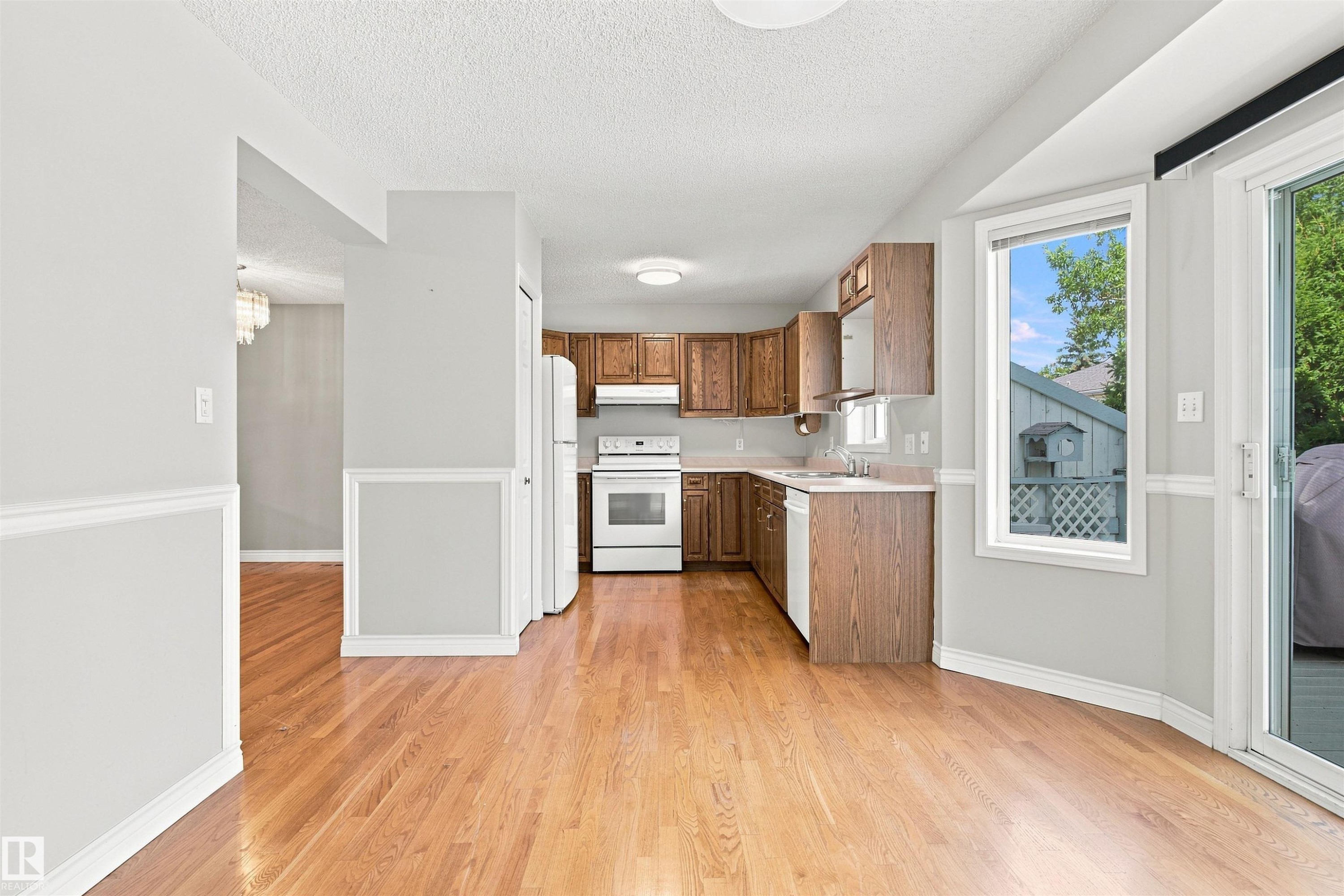 #1 3311 58 St Nw, Edmonton, AB - Indoor Photo Showing Kitchen