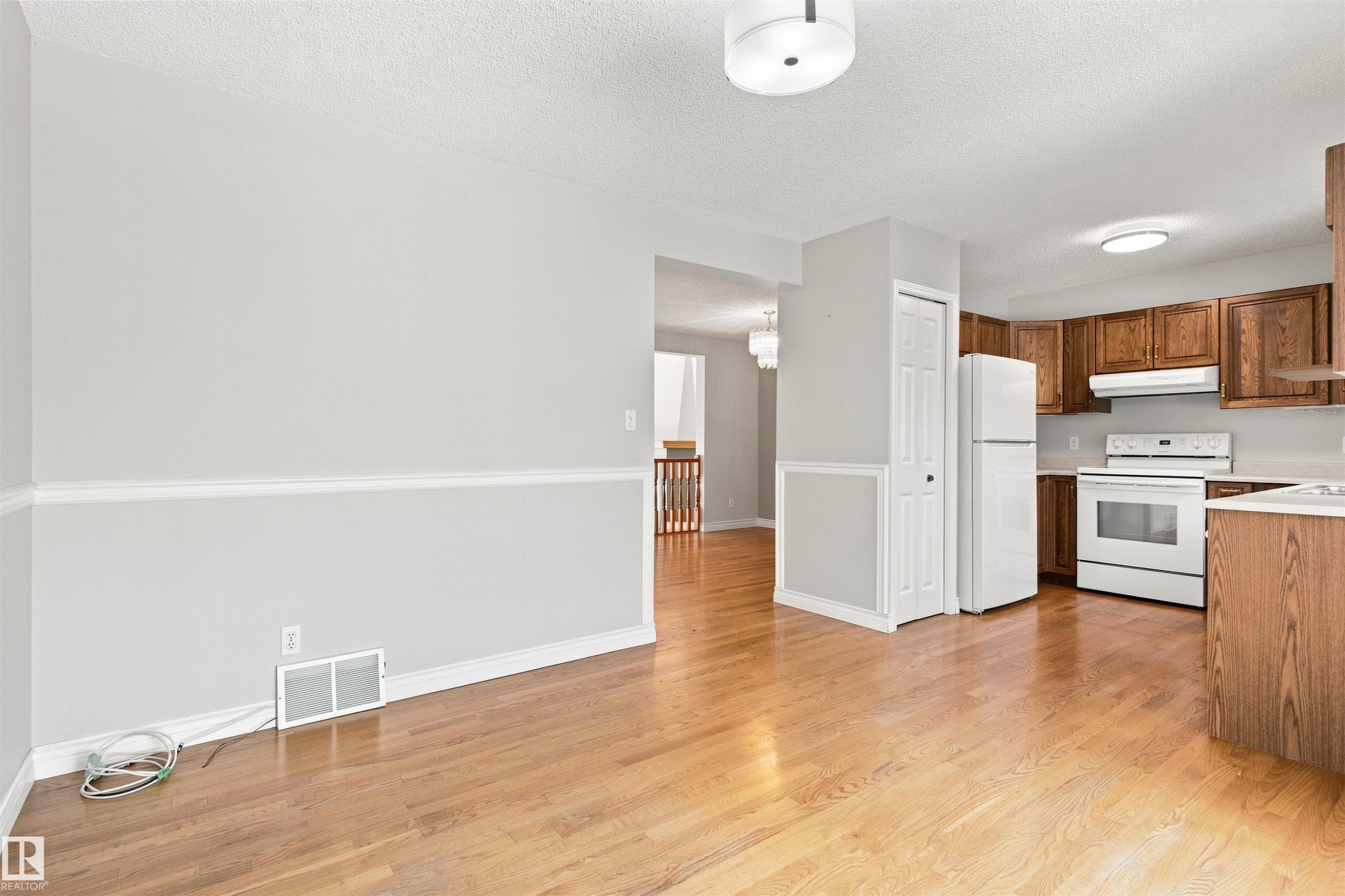 #1 3311 58 St Nw, Edmonton, AB - Indoor Photo Showing Kitchen