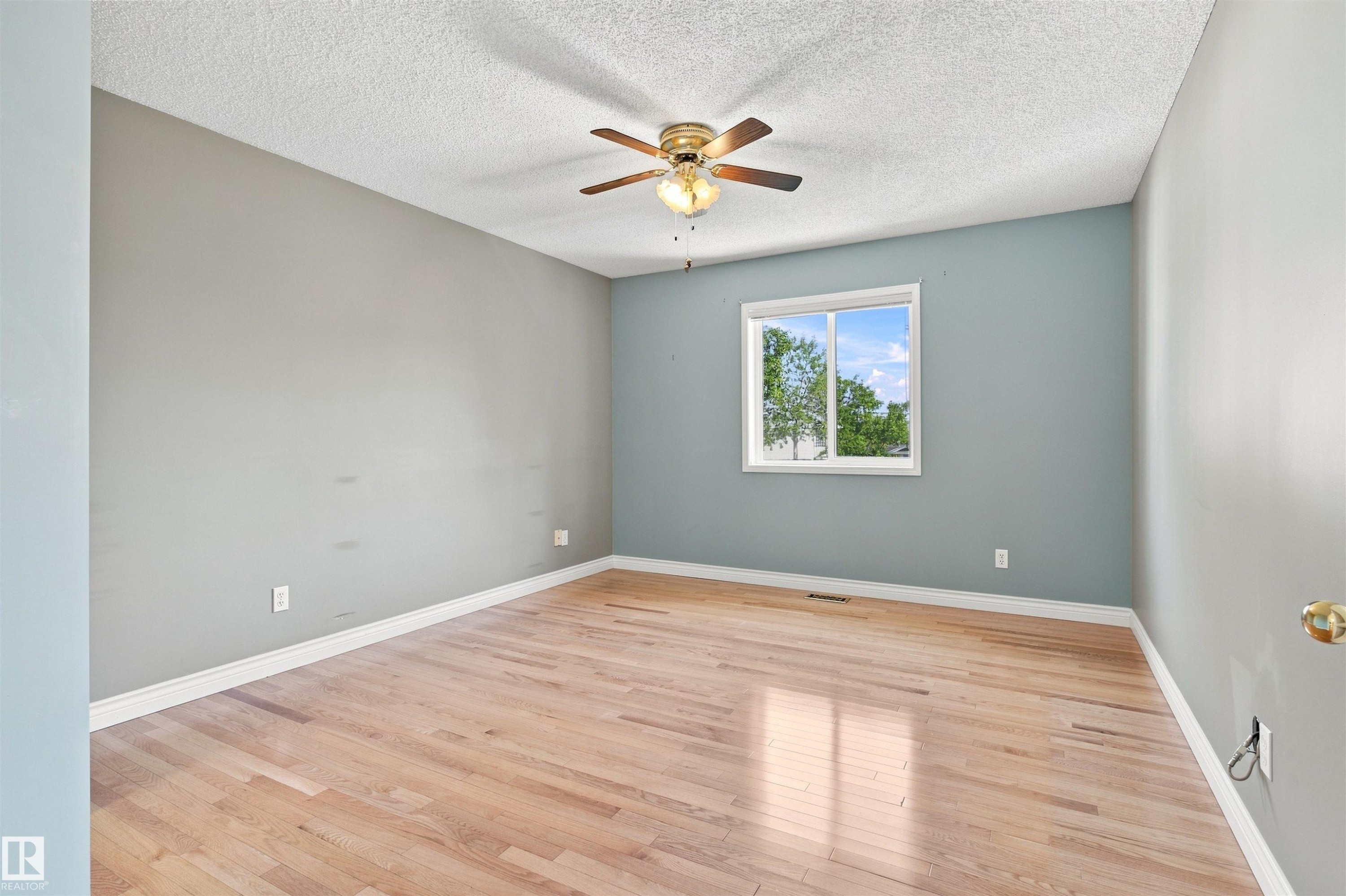 #1 3311 58 St Nw, Edmonton, AB - Indoor Photo Showing Other Room