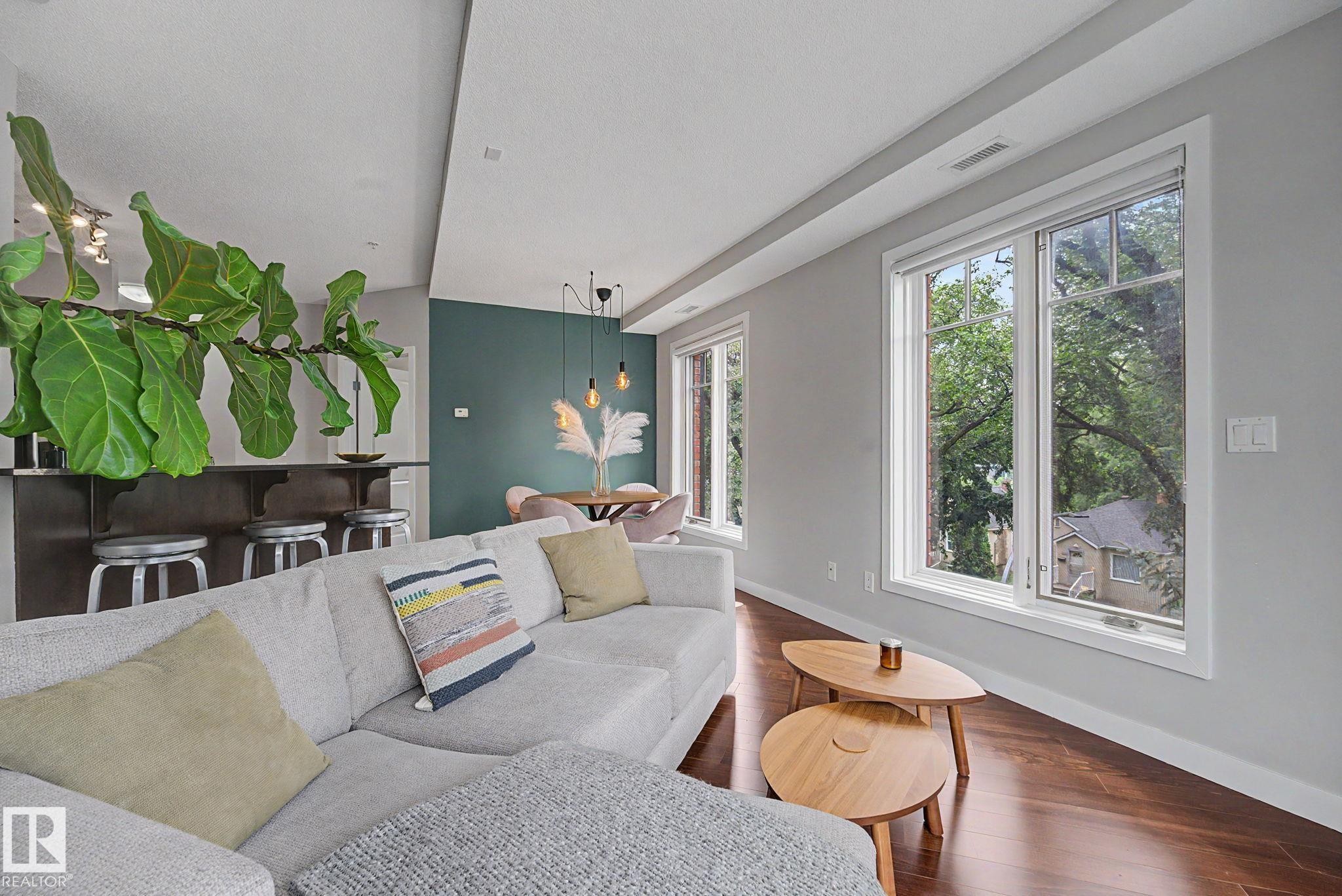#307 7907 109 St Nw, Edmonton, AB - Indoor Photo Showing Living Room