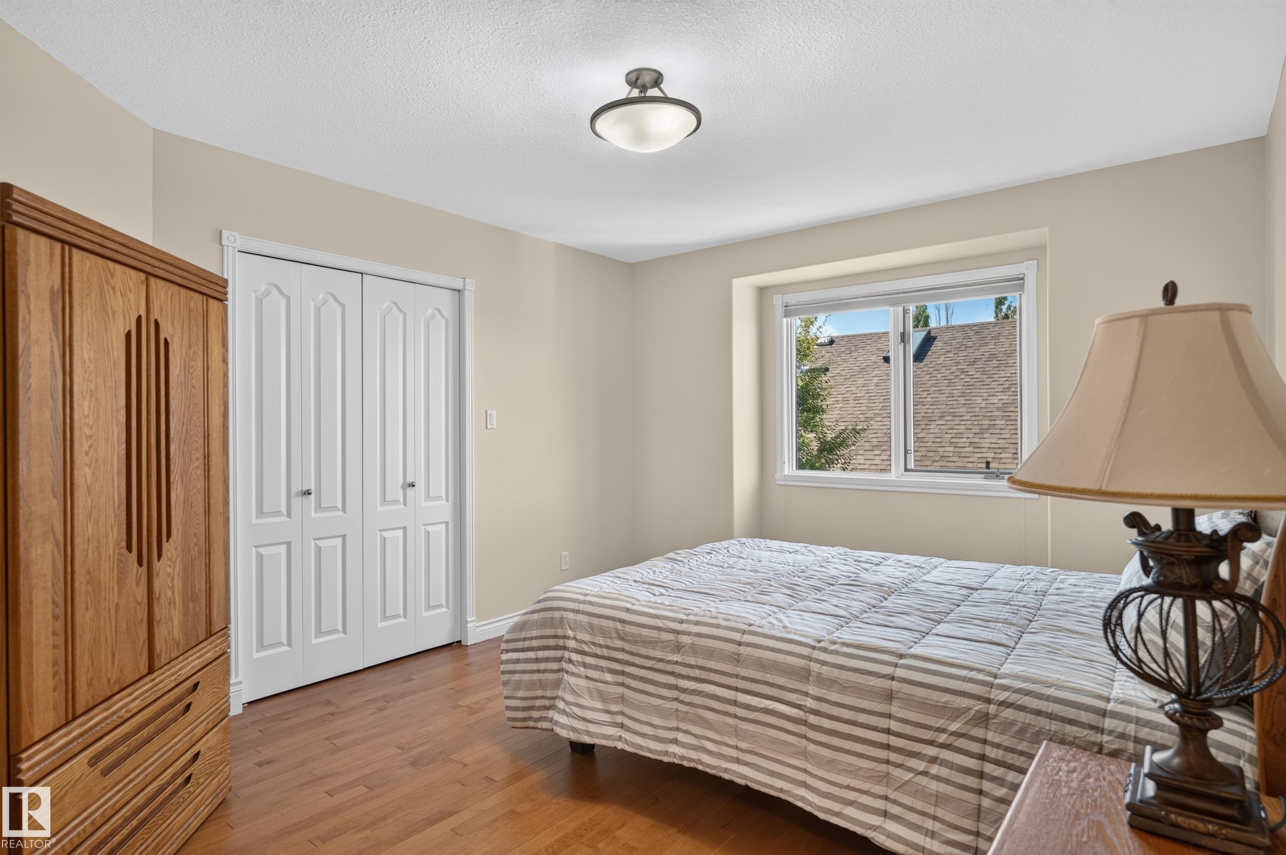 Warm wood-finish flooring - 13527 158 Avenue Nw, Edmonton, AB - Indoor Photo Showing Bedroom