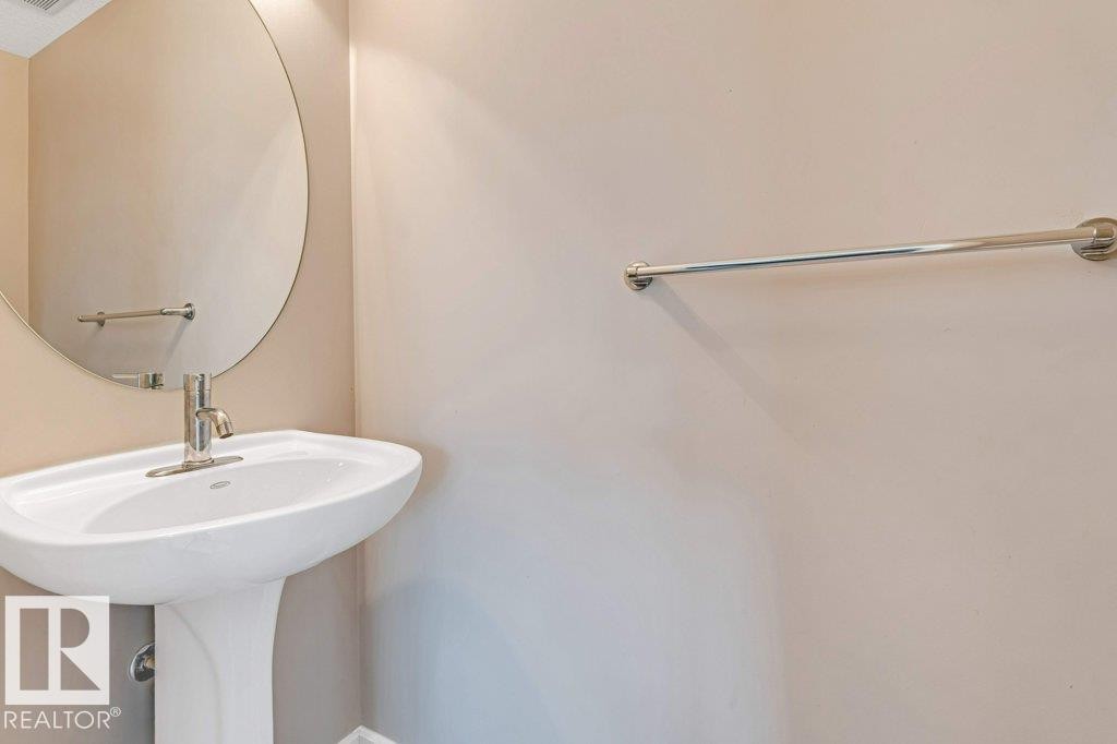 #1 655 Watt Bv Sw, Edmonton, AB - Indoor Photo Showing Bathroom
