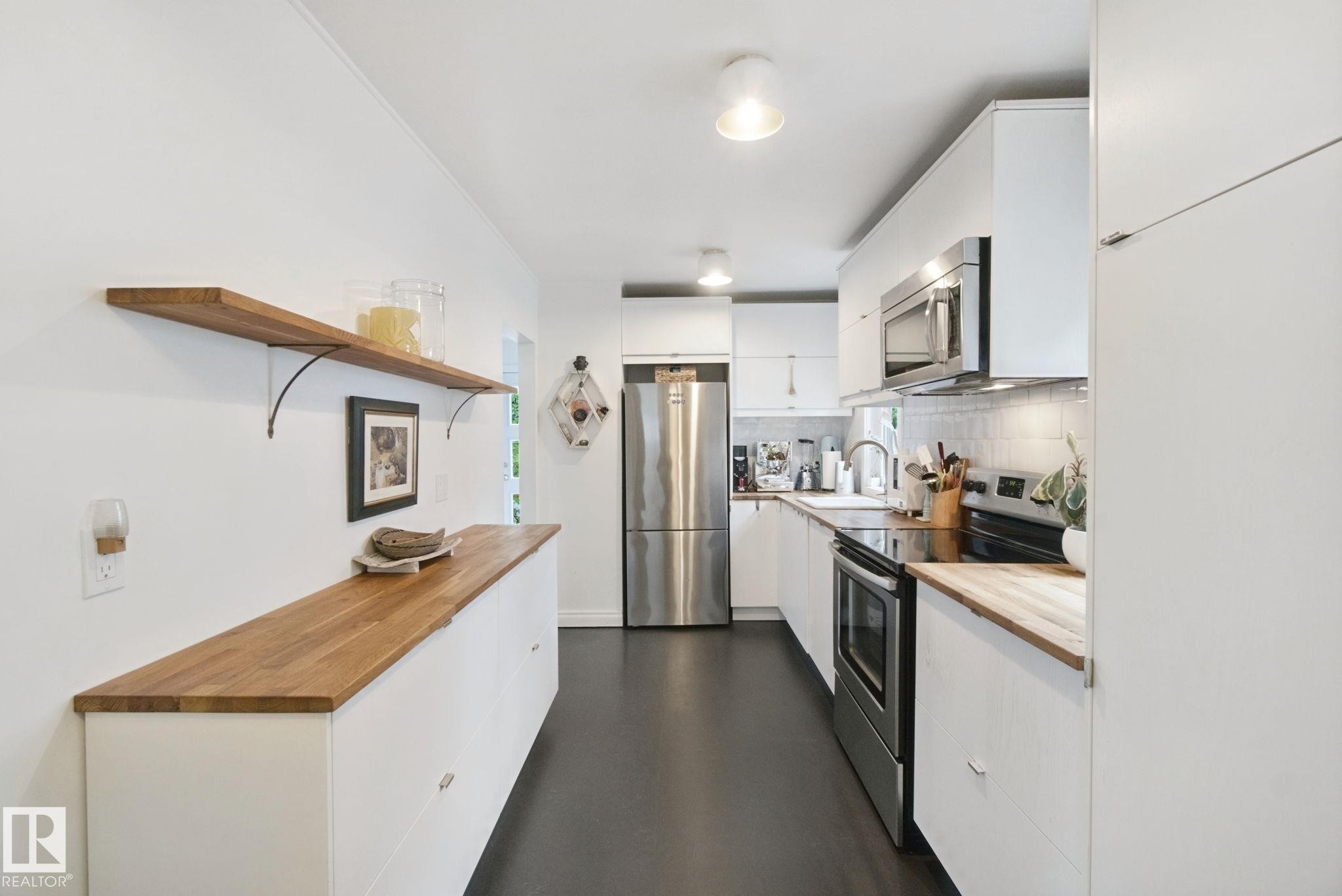 12131 126 Street Nw, Edmonton, AB - Indoor Photo Showing Kitchen With Stainless Steel Kitchen