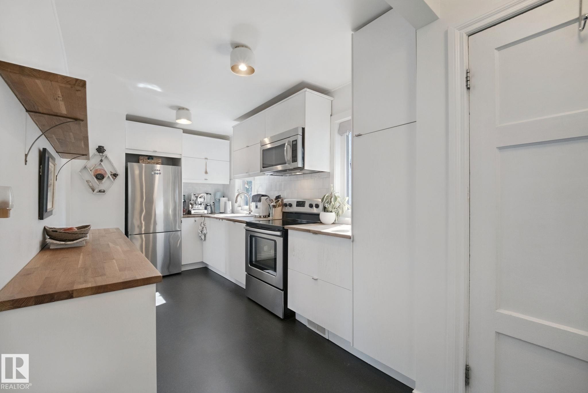 12131 126 Street Nw, Edmonton, AB - Indoor Photo Showing Kitchen With Stainless Steel Kitchen