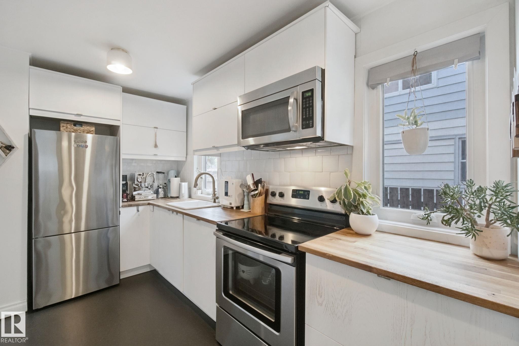 12131 126 Street Nw, Edmonton, AB - Indoor Photo Showing Kitchen With Stainless Steel Kitchen With Upgraded Kitchen