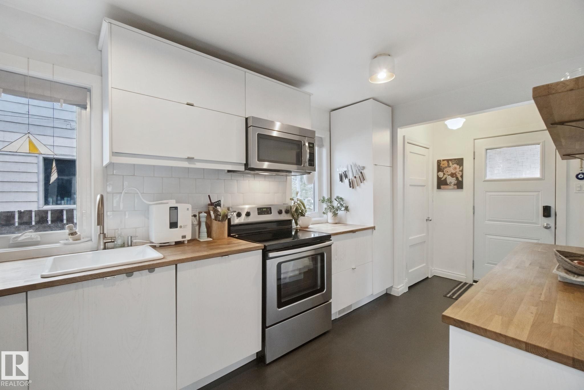 12131 126 Street Nw, Edmonton, AB - Indoor Photo Showing Kitchen With Stainless Steel Kitchen With Upgraded Kitchen