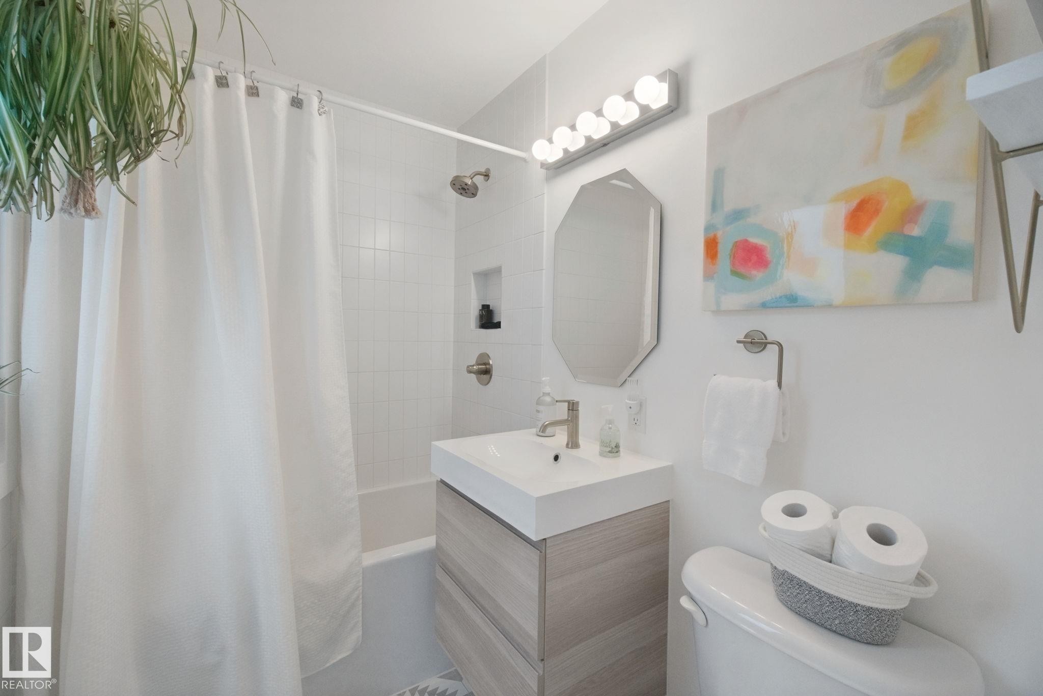 12131 126 Street Nw, Edmonton, AB - Indoor Photo Showing Bathroom