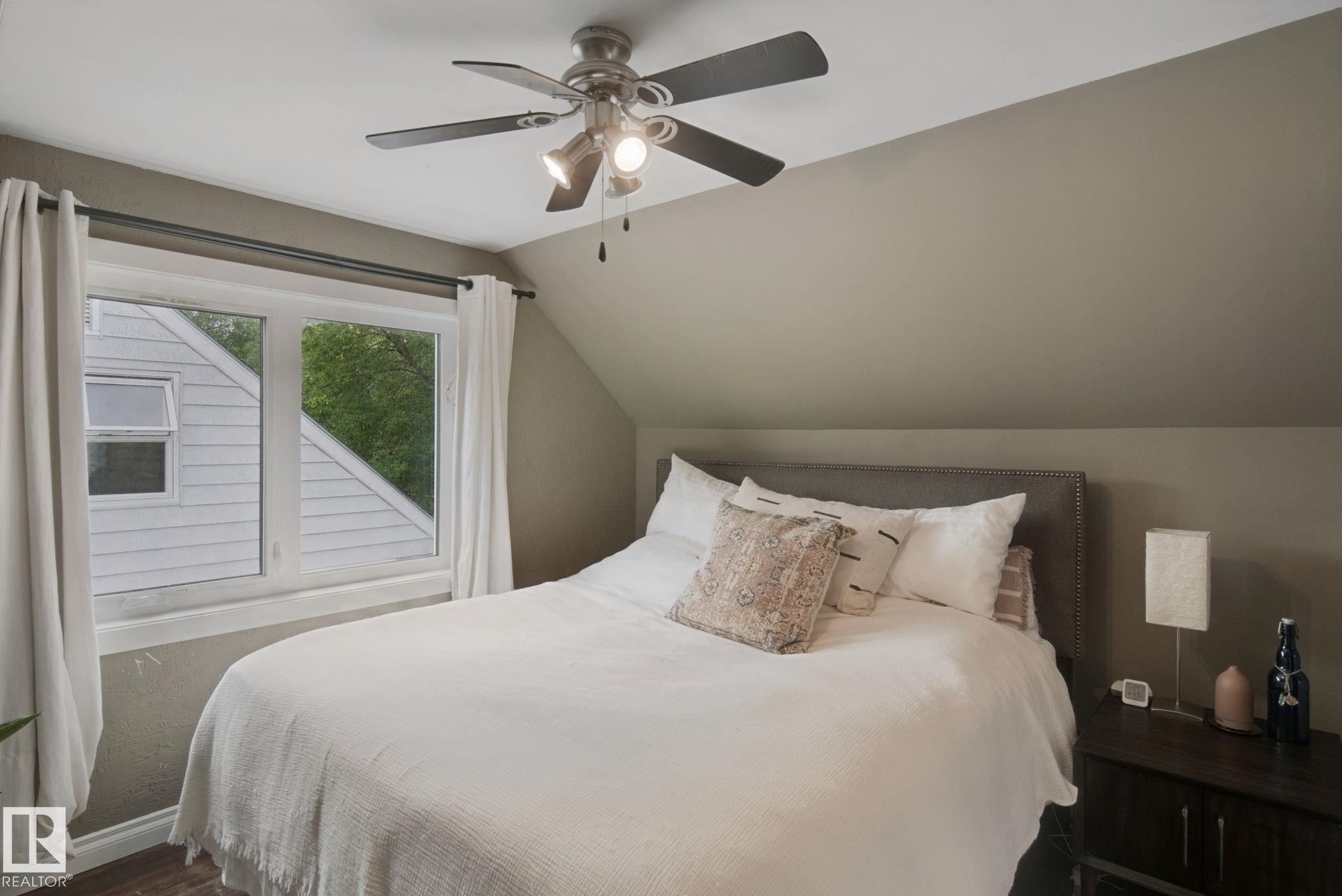 12131 126 Street Nw, Edmonton, AB - Indoor Photo Showing Bedroom