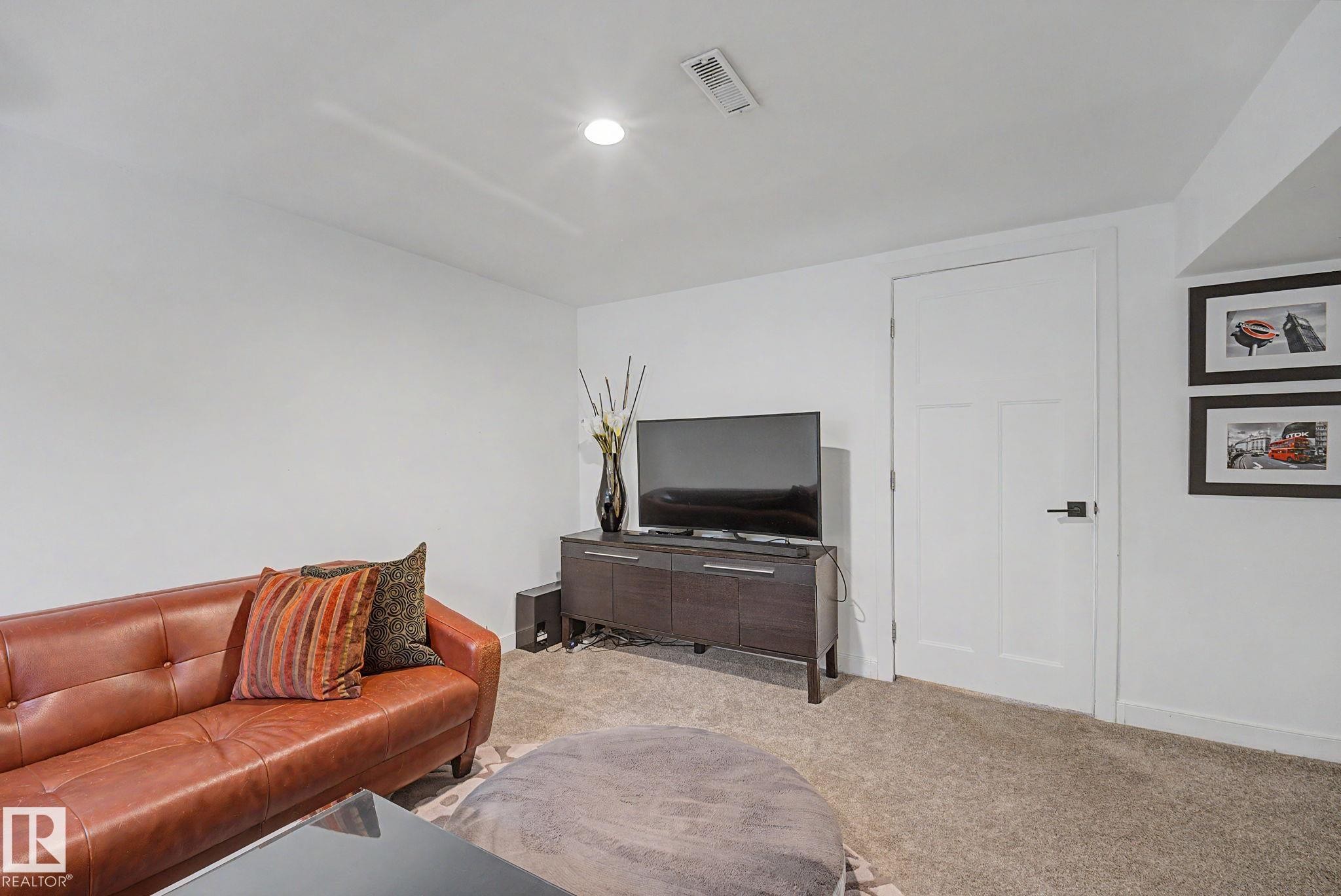 12131 126 Street Nw, Edmonton, AB - Indoor Photo Showing Living Room