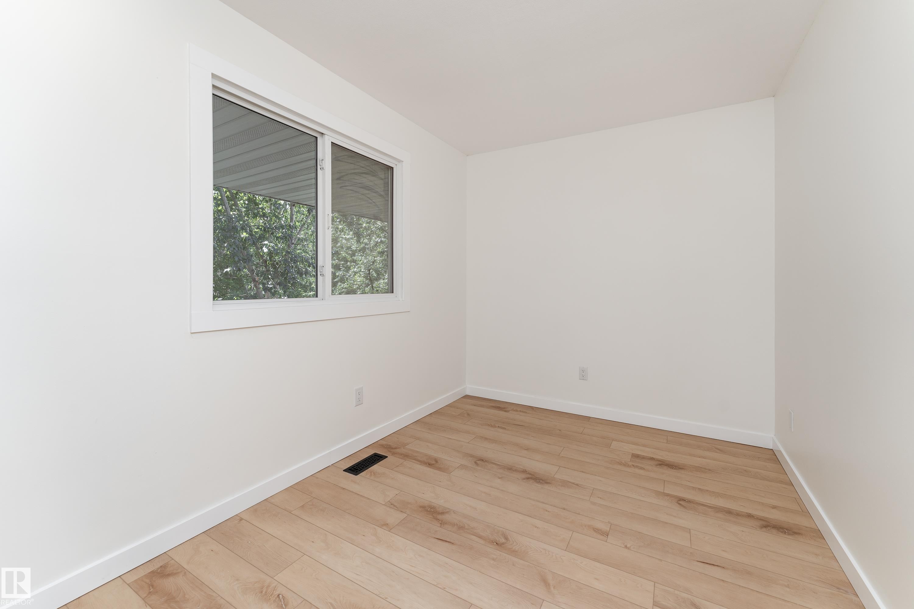 #10 1415 62 St Nw, Edmonton, AB - Indoor Photo Showing Other Room