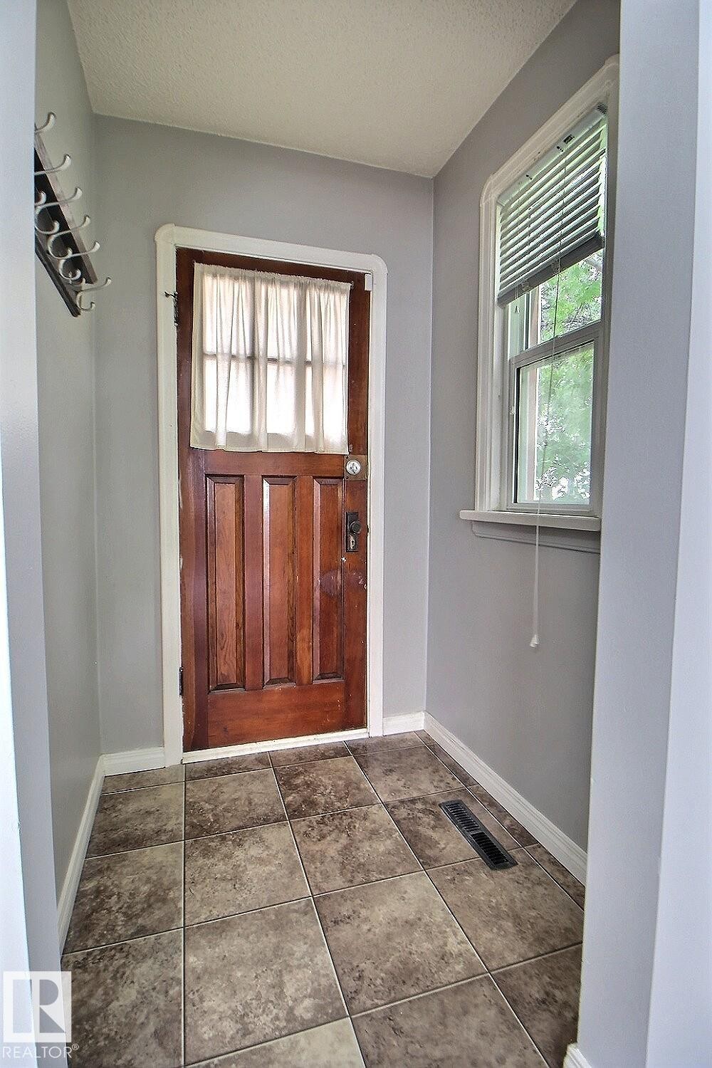 11626 87 Street Nw, Edmonton, AB - Indoor Photo Showing Other Room