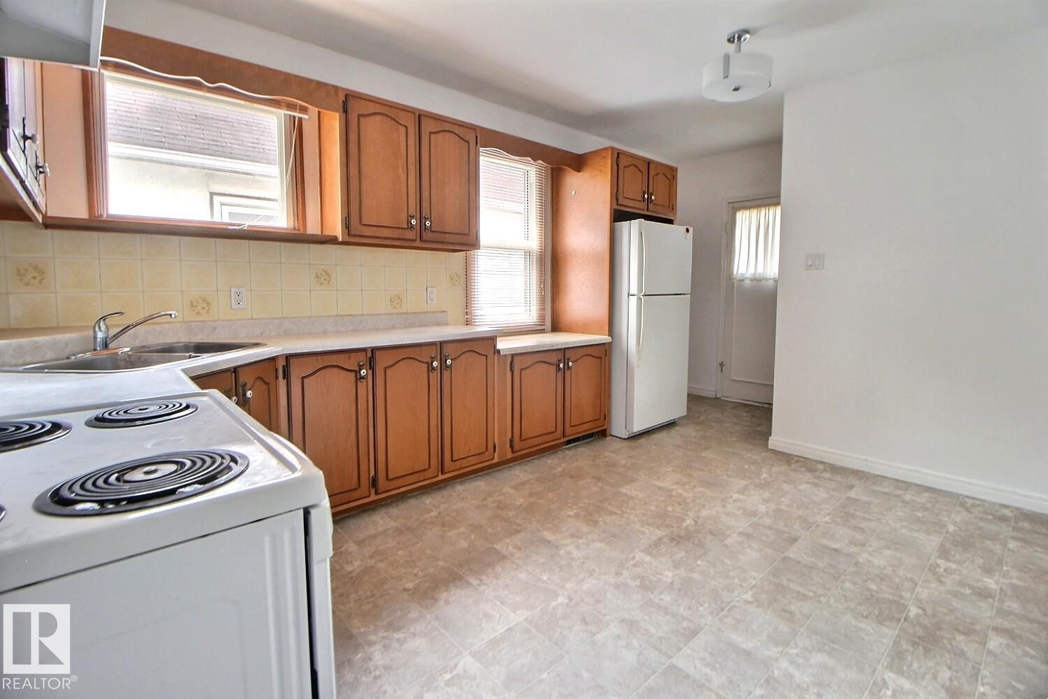 11626 87 Street Nw, Edmonton, AB - Indoor Photo Showing Kitchen
