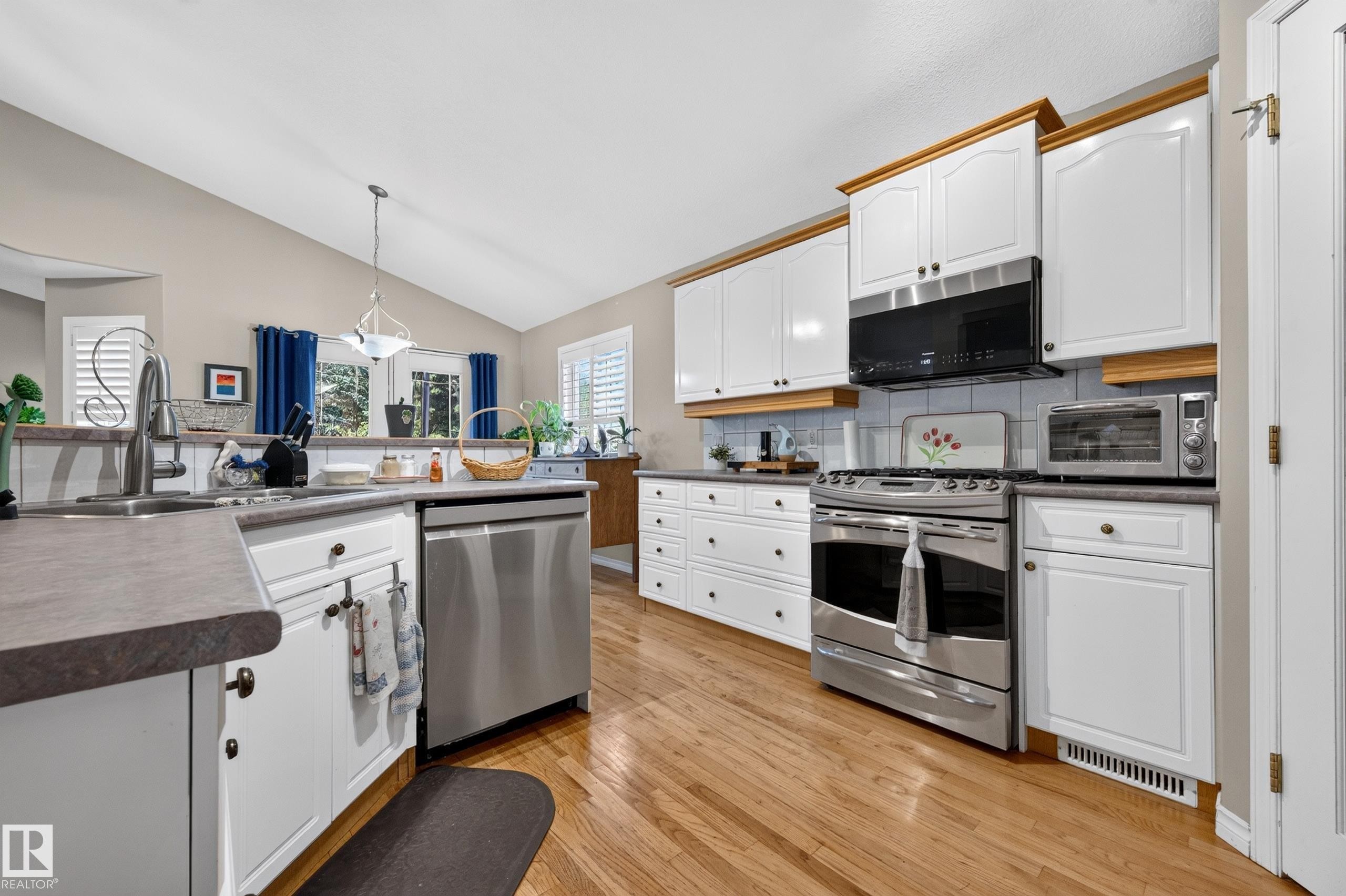 29 Second Avenue, Ardrossan, AB - Indoor Photo Showing Kitchen With Double Sink