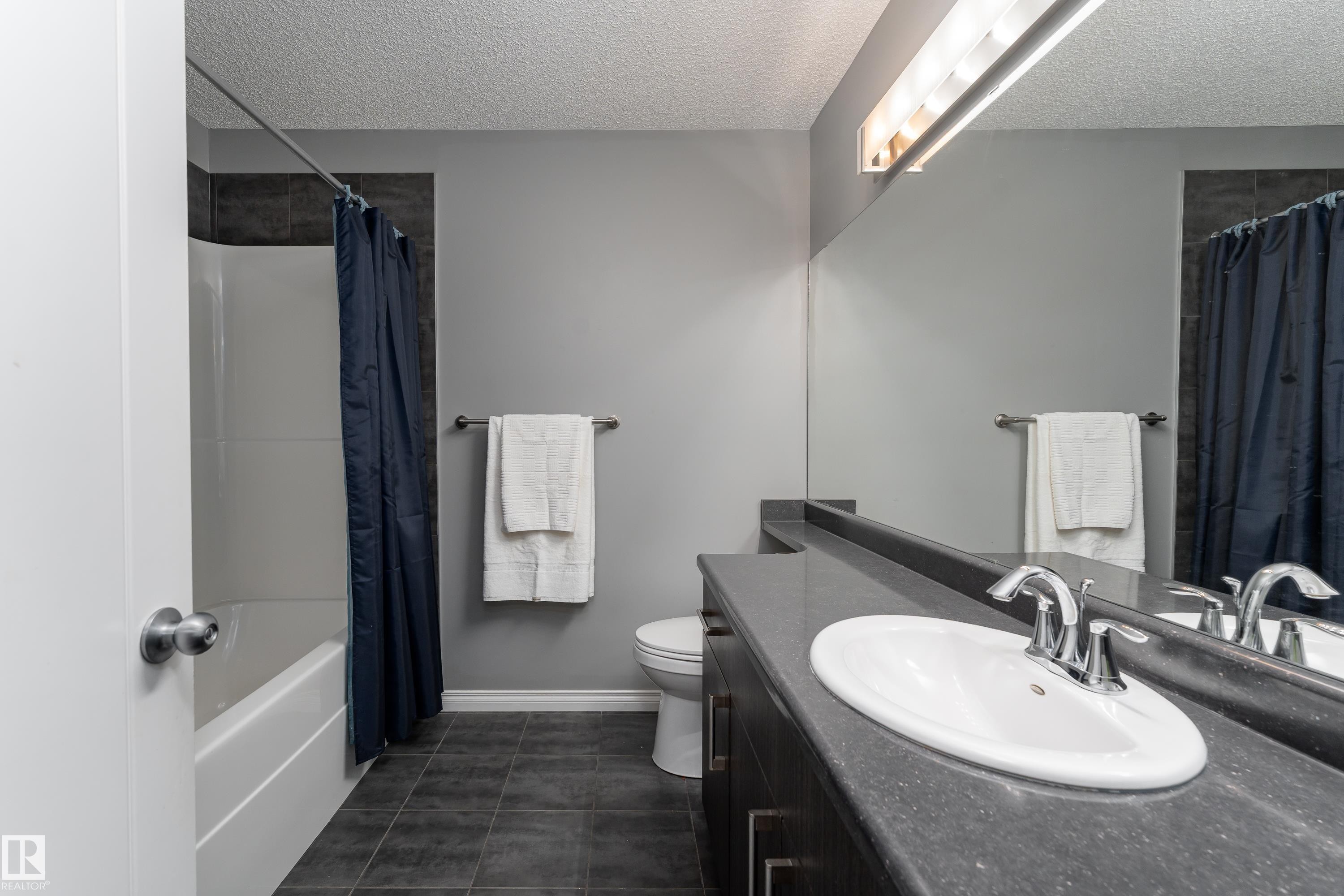 2055 Redtail Common Nw, Edmonton, AB - Indoor Photo Showing Bathroom