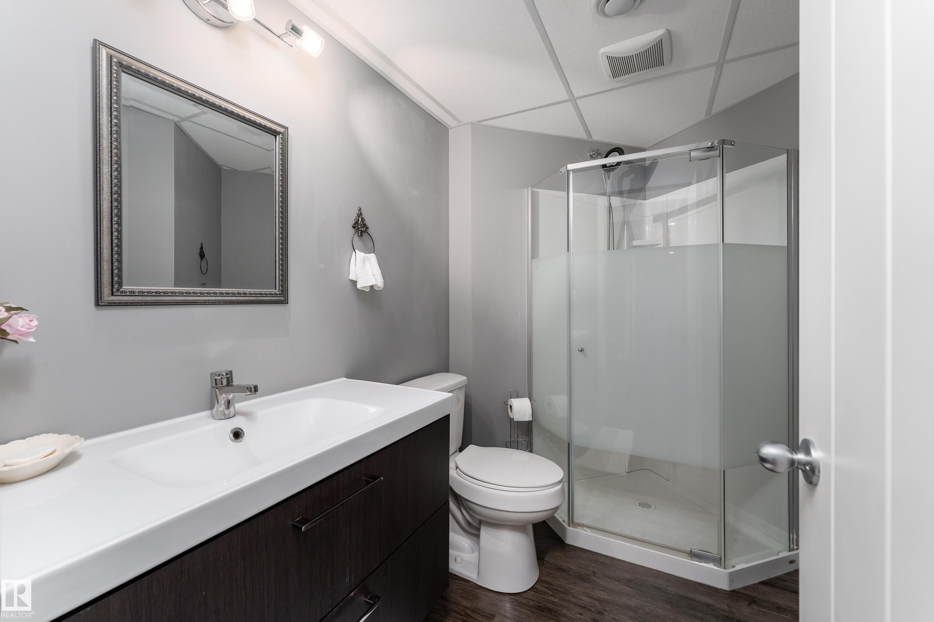 2055 Redtail Common Nw, Edmonton, AB - Indoor Photo Showing Bathroom