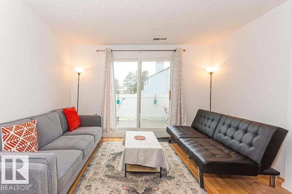 61 Lancaster Terrace Nw, Edmonton, AB - Indoor Photo Showing Living Room