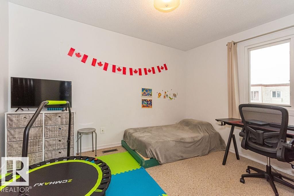 61 Lancaster Terrace Nw, Edmonton, AB - Indoor Photo Showing Bedroom