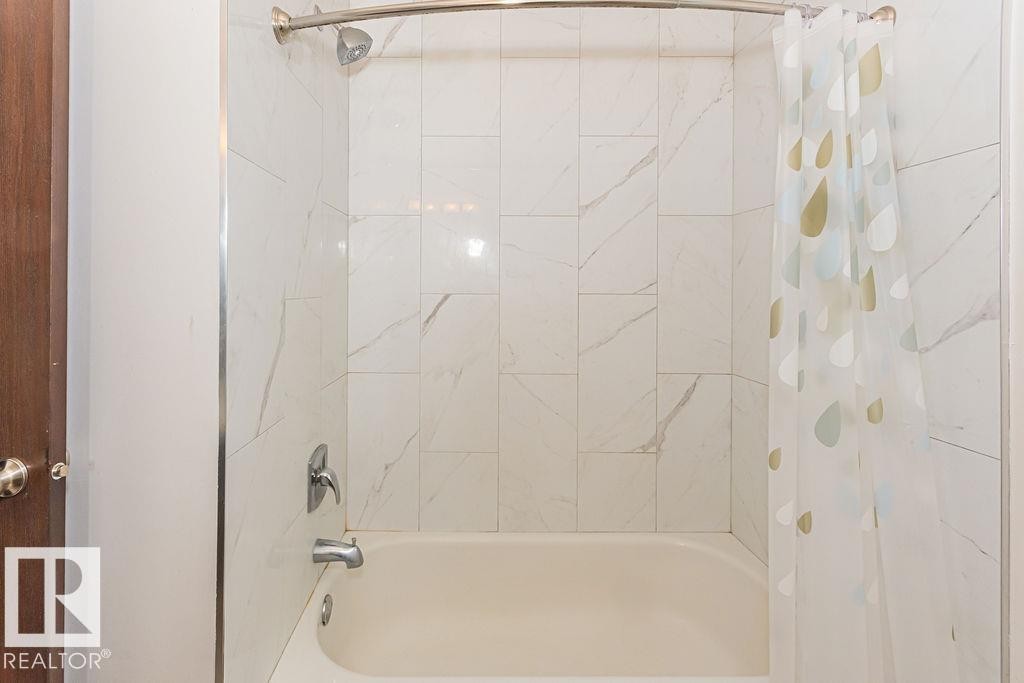 61 Lancaster Terrace Nw, Edmonton, AB - Indoor Photo Showing Bathroom