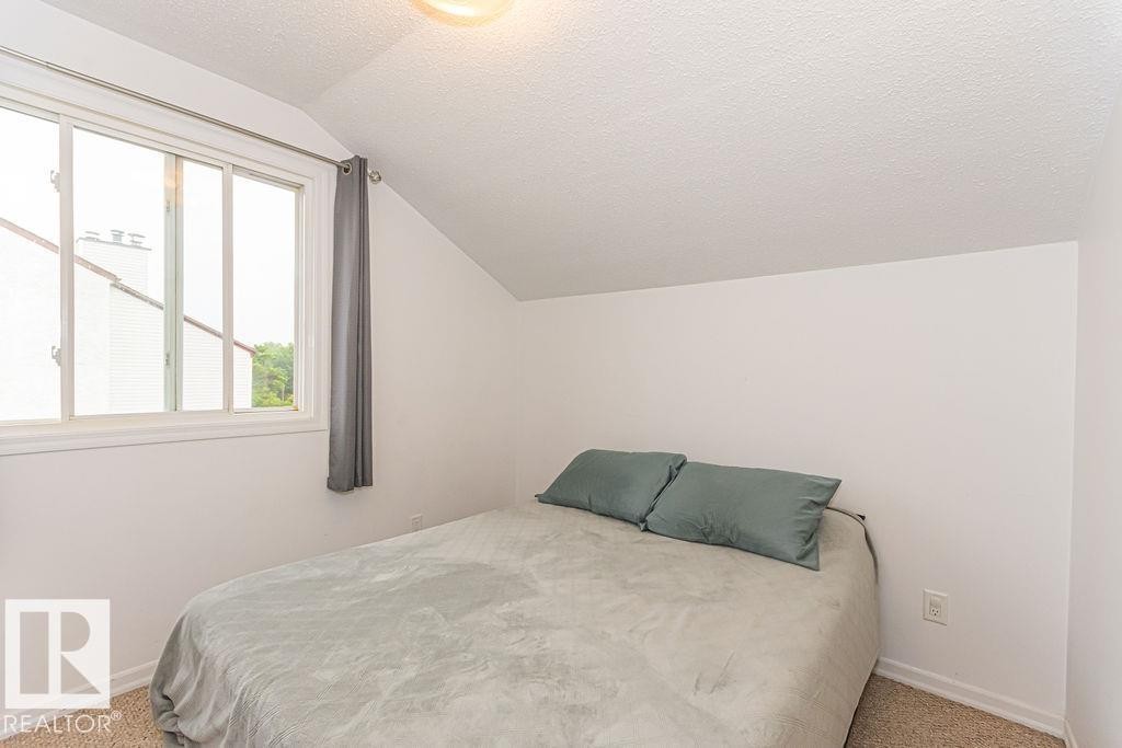 61 Lancaster Terrace Nw, Edmonton, AB - Indoor Photo Showing Bedroom