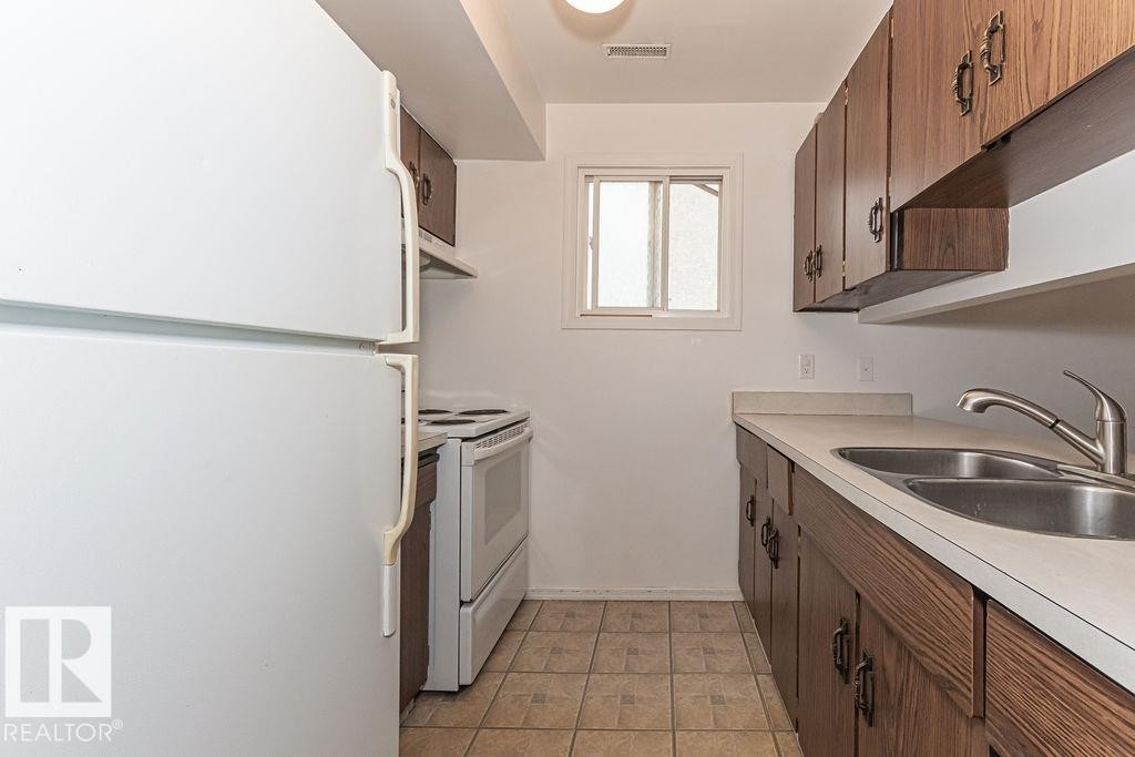 61 Lancaster Terrace Nw, Edmonton, AB - Indoor Photo Showing Kitchen With Double Sink