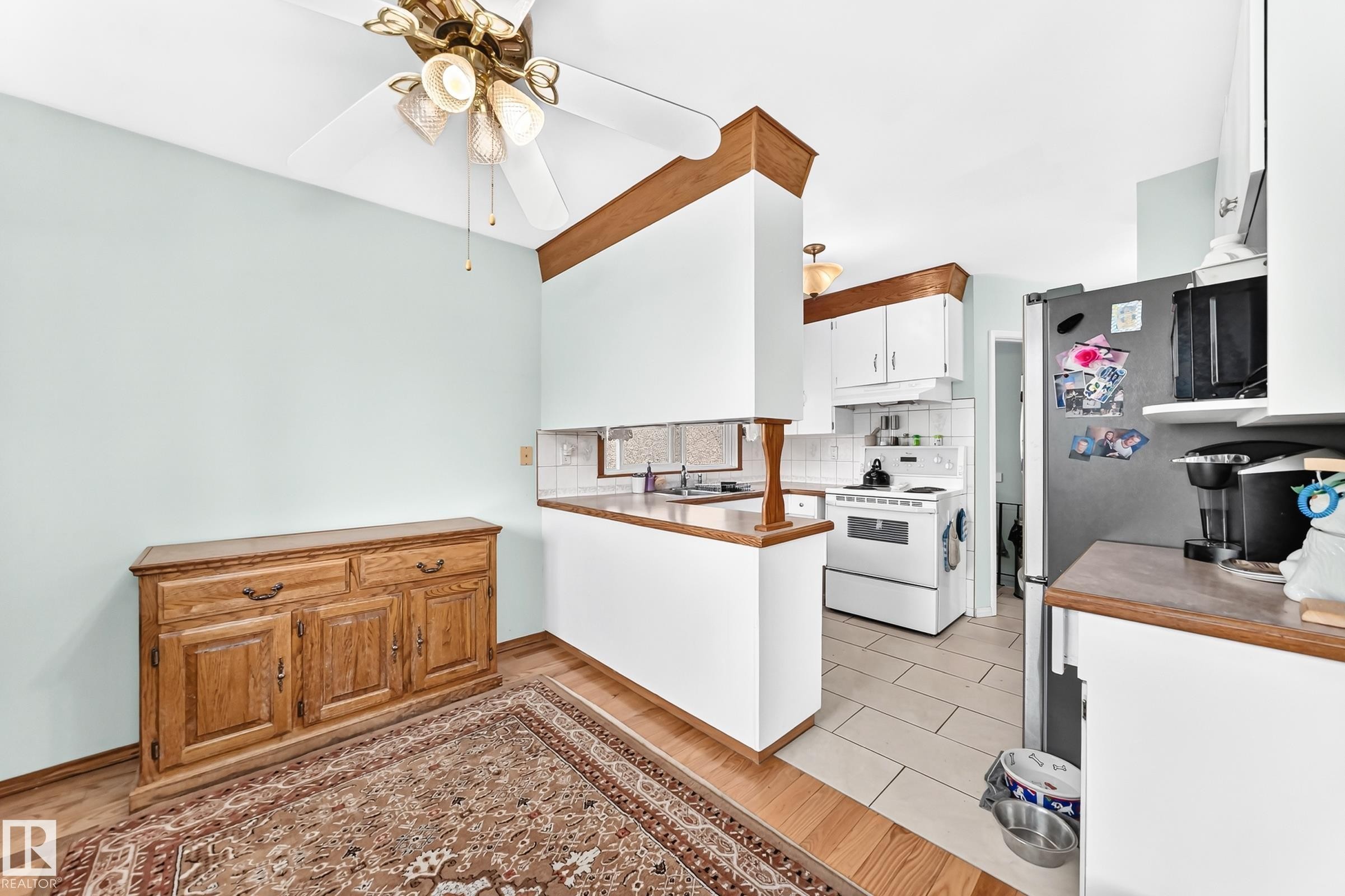 7312 Delwood Road Nw, Edmonton, AB - Indoor Photo Showing Kitchen