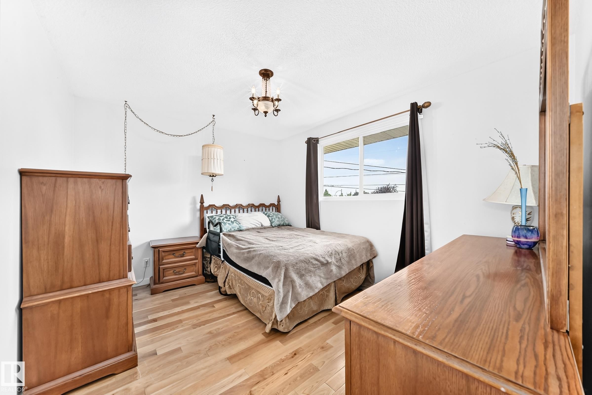 7312 Delwood Road Nw, Edmonton, AB - Indoor Photo Showing Bedroom