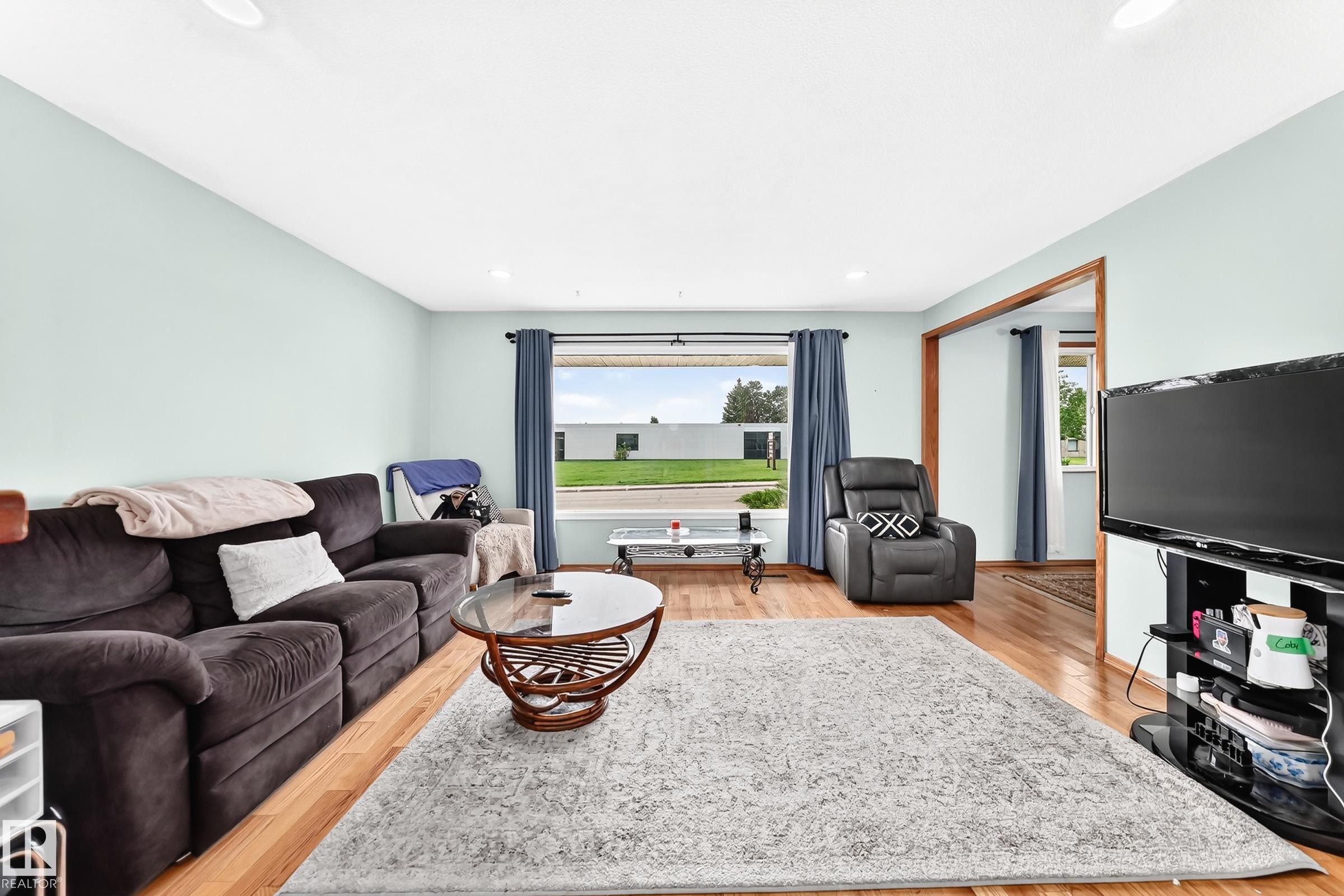 7312 Delwood Road Nw, Edmonton, AB - Indoor Photo Showing Living Room