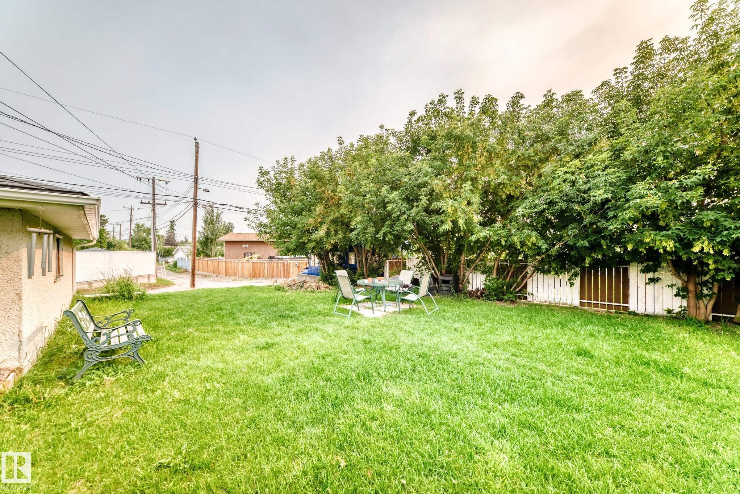 7312 Delwood Road Nw, Edmonton, AB - Outdoor