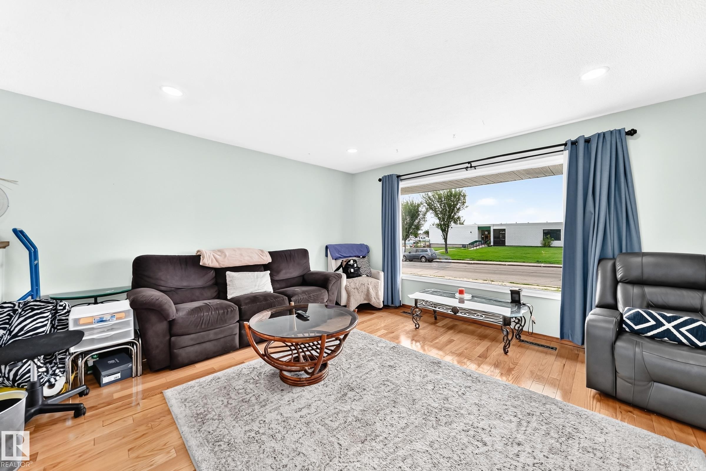 7312 Delwood Road Nw, Edmonton, AB - Indoor Photo Showing Living Room