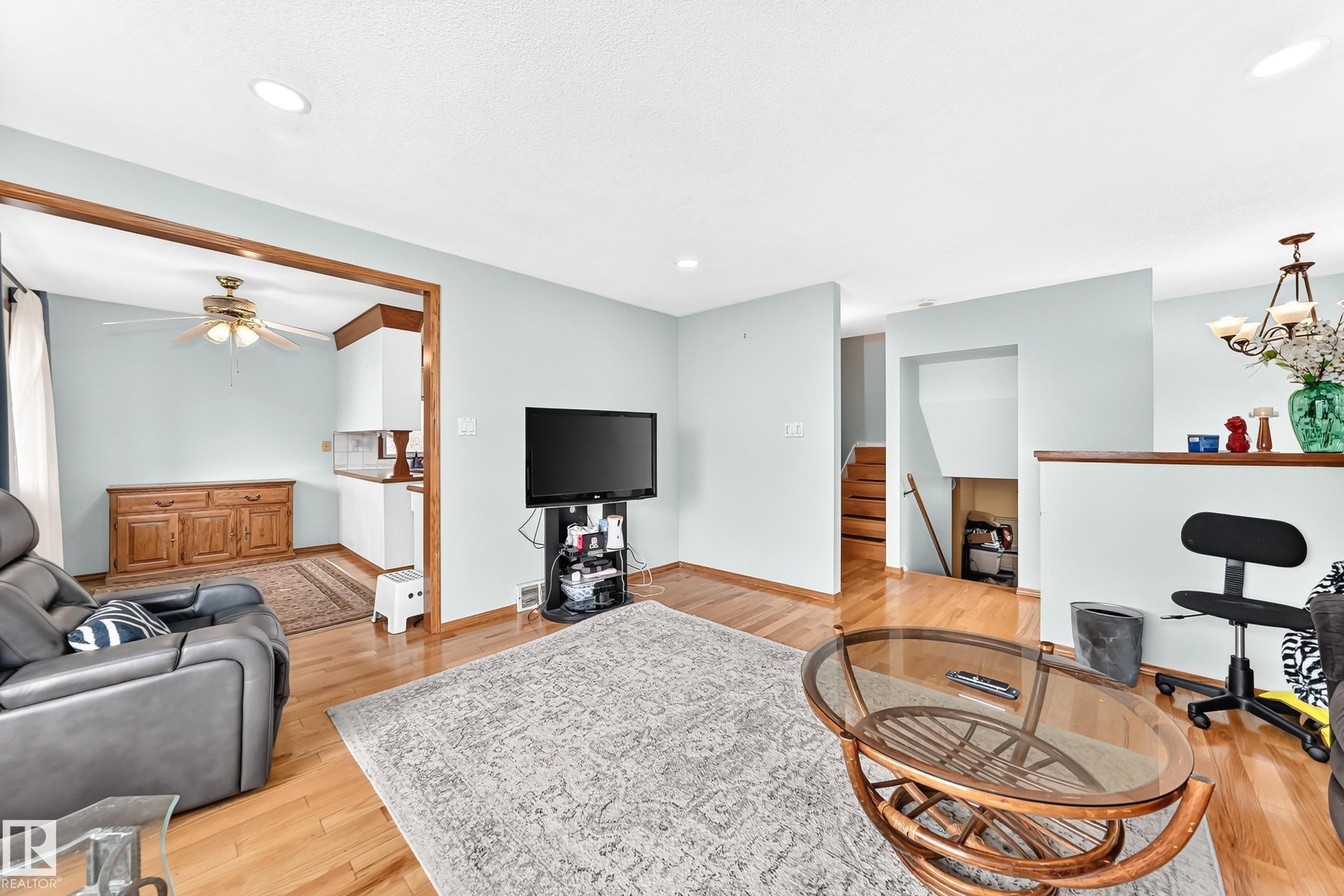 7312 Delwood Road Nw, Edmonton, AB - Indoor Photo Showing Living Room