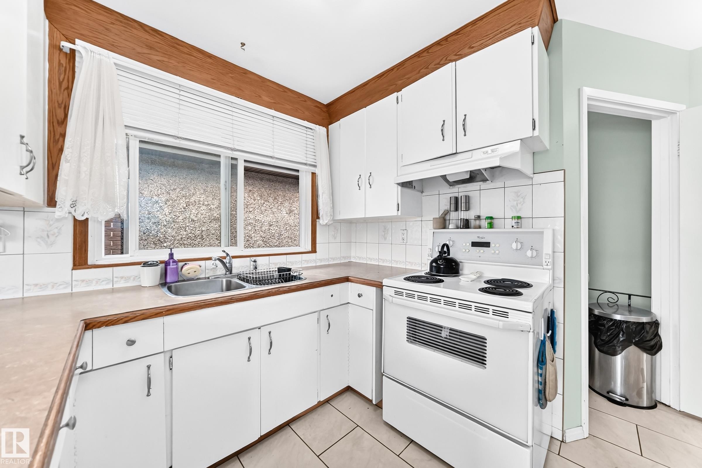 7312 Delwood Road Nw, Edmonton, AB - Indoor Photo Showing Kitchen With Double Sink