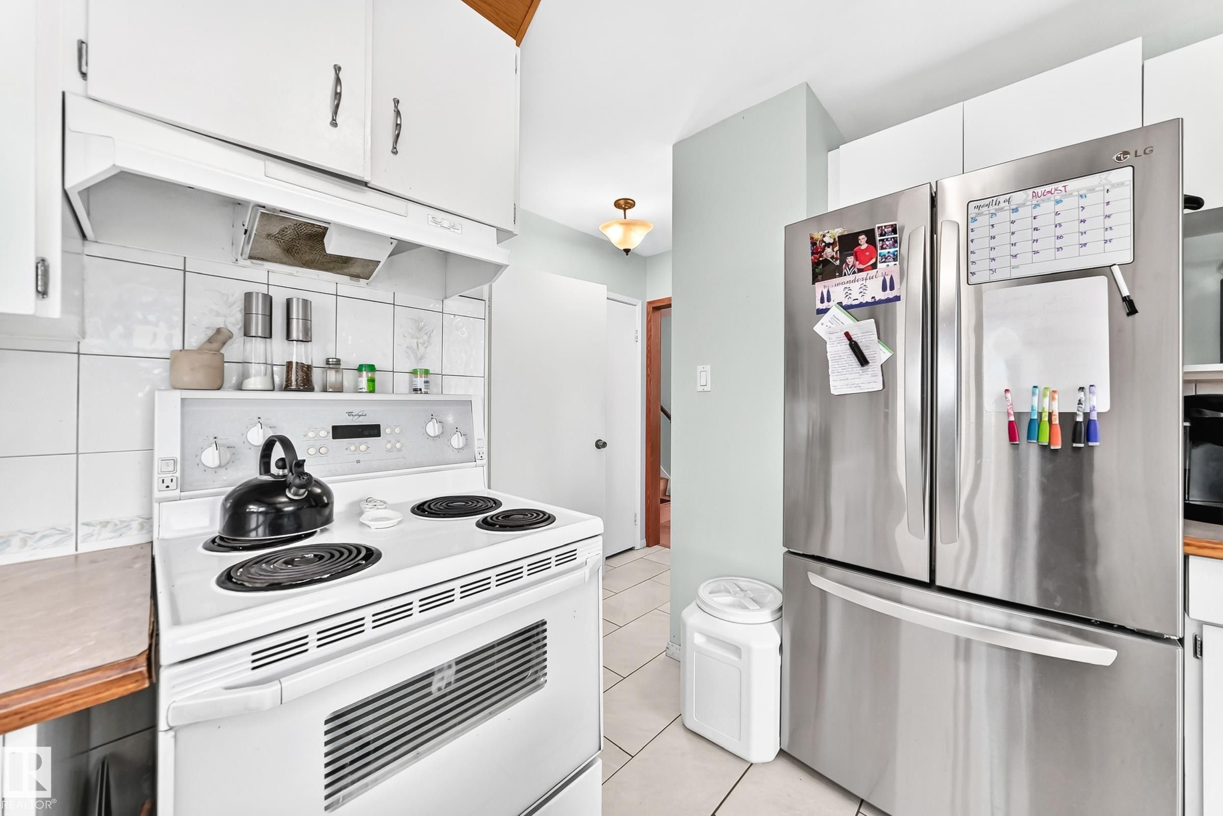 7312 Delwood Road Nw, Edmonton, AB - Indoor Photo Showing Kitchen