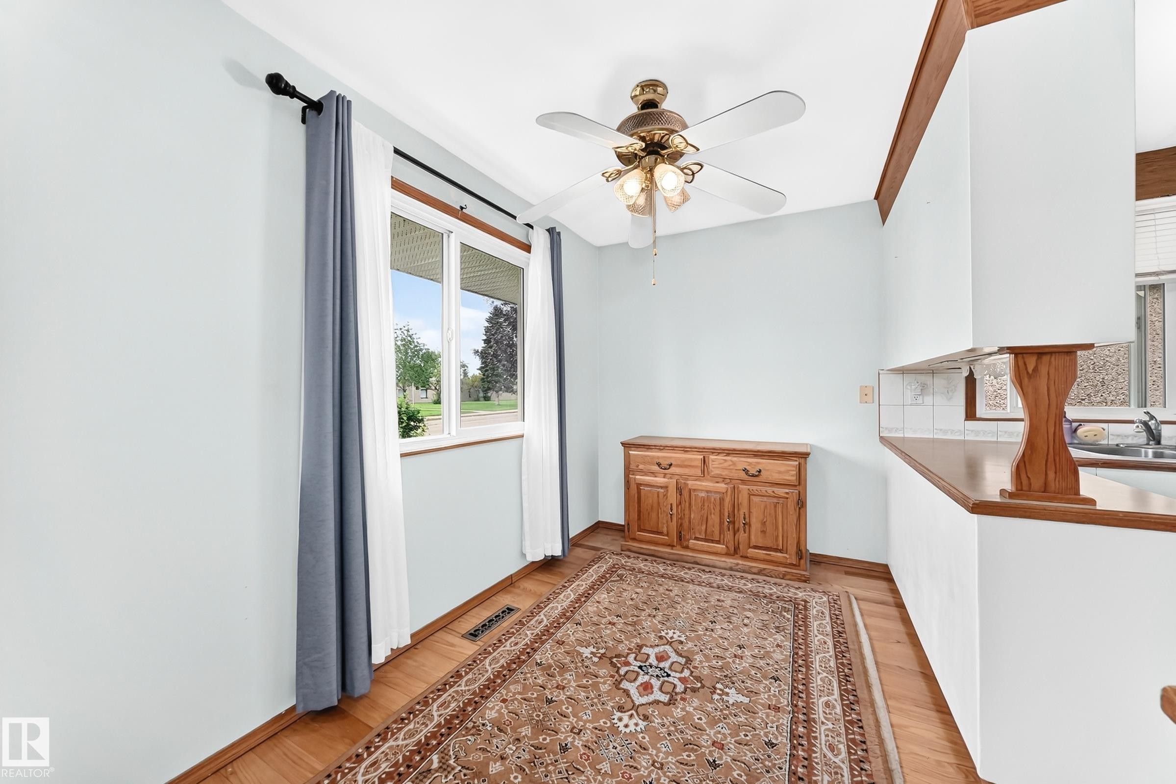 7312 Delwood Road Nw, Edmonton, AB - Indoor Photo Showing Other Room