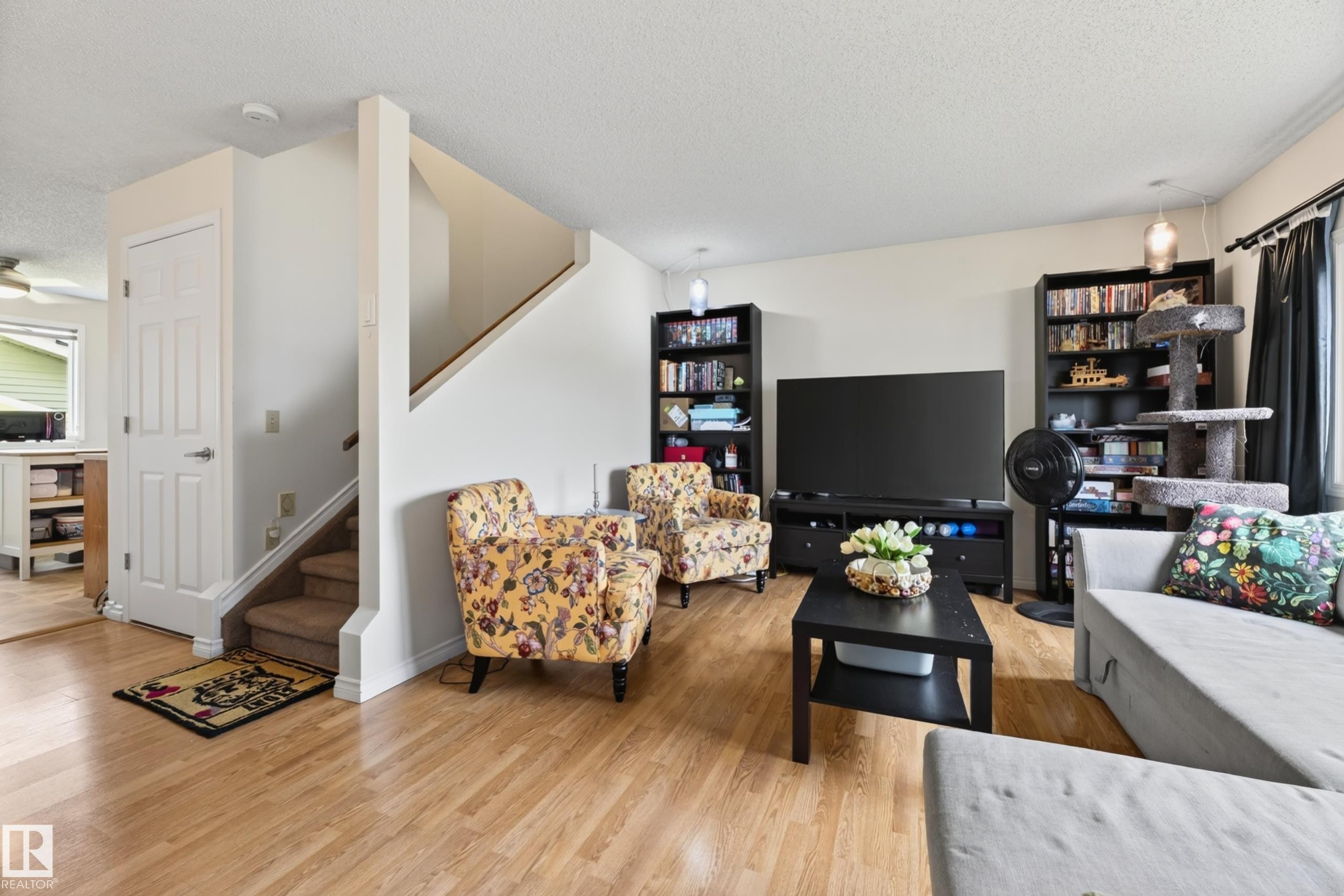 423 Kirkpatrick Crescent Nw, Edmonton, AB - Indoor Photo Showing Living Room